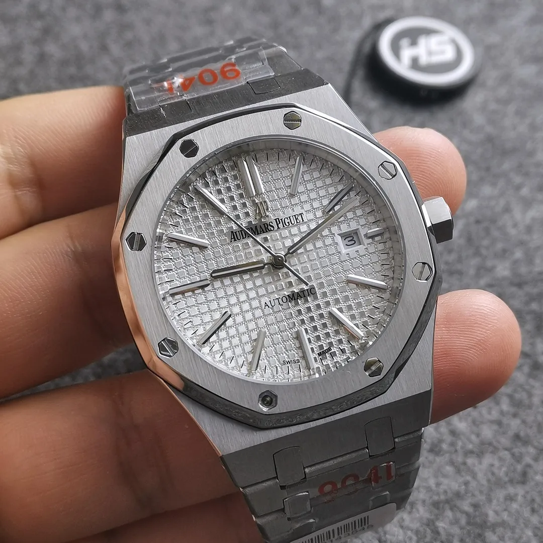 【Foreign trade import】💰1160! The most basic model of the Audemars Piguet (AP) Royal Oak series, without any special functions, only three hands and date display, unabashedly and vividly showing the luxurious and sporty atmosphere of the 15400 series. [Movement] HS factory adheres to the principle of high cost performance, low price and affordable price, equipped with 💯 brand new original Citizen 8215 automatic mechanical movement imported from Japan, with accurate travel time, zero repairs, corrected 15400 original movement rotor [Case] The case is made of 316 stainless steel with flawless white lines and clear and smooth lines. The octagonal ring mouth is equipped with eight screws and the bezel is eye-catching. The size is 41mm/12mm. [Literature] The large plaid text is filled with fluorescent powder, which is bright and contrasting under the sun. The scale is filled with exclusive luminous light, which absorbs light quickly and has high durability. [Bracelet] 316 stainless steel bracelet synchronizes the brushed texture of the case with a three-fold push-button buckle. ⚠️Please look for products produced by HS