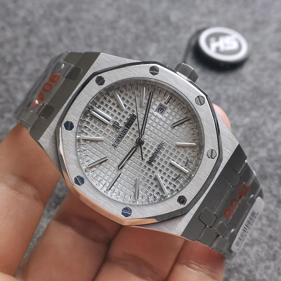 【Foreign trade import】💰1160! The most basic model of the Audemars Piguet (AP) Royal Oak series, without any special functions, only three hands and date display, unabashedly and vividly showing the luxurious and sporty atmosphere of the 15400 series. [Movement] HS factory adheres to the principle of high cost performance, low price and affordable price, equipped with 💯 brand new original Citizen 8215 automatic mechanical movement imported from Japan, with accurate travel time, zero repairs, corrected 15400 original movement rotor [Case] The case is made of 316 stainless steel with flawless white lines and clear and smooth lines. The octagonal ring mouth is equipped with eight screws and the bezel is eye-catching. The size is 41mm/12mm. [Literature] The large plaid text is filled with fluorescent powder, which is bright and contrasting under the sun. The scale is filled with exclusive luminous light, which absorbs light quickly and has high durability. [Bracelet] 316 stainless steel bracelet synchronizes the brushed texture of the case with a three-fold push-button buckle. ⚠️Please look for products produced by HS
