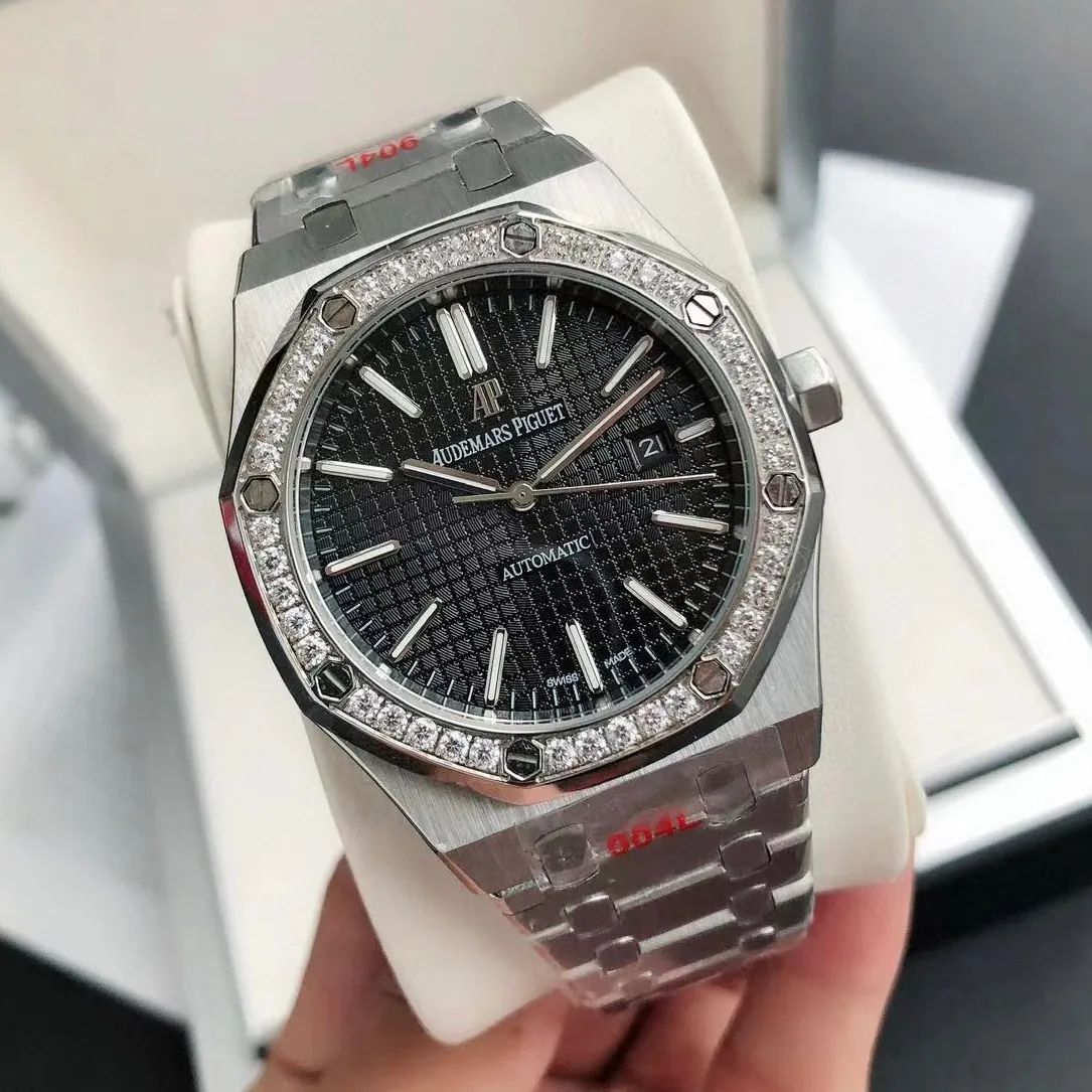 【High-end replica】💰1300! 【Customized all-in-one machine】💰1720! The 2024 newly upgraded Audemars Piguet 15400 series watch with diamond ring, as the most classic model of the Royal Oak series, has three hands and date display, unabashedly and vividly showing the luxurious and sporty atmosphere of the 15400 series. [Movement] GD products still adhere to the high cost performance and use 💯 brand new original Japanese imported Citizen 9015 automatic mechanical movement with zero repair, and correct the original movement top [Case] The case is made of 316 stainless steel with flawless white lines and clear and smooth lines. The ring is hand-inlaid with Swarovski crystal diamonds. The octagonal ring is equipped with eight screws and the bezel is bright and eye-catching. The size is 41mm/12mm. [Literature] The large checkered text is filled with fluorescent powder. It has a bright color and sharp contrast in the sun. The scale is filled with exclusive luminous light, which absorbs light quickly and has high durability. [Bracelet] 904L stainless steel strap with three-fold push-button buckle