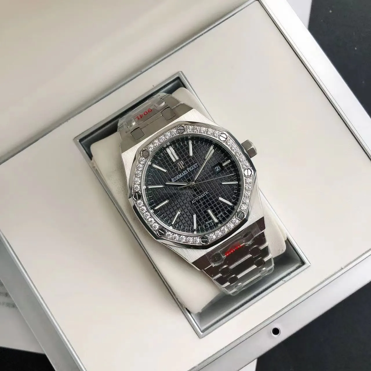 【High-end replica】💰1300! 【Customized all-in-one machine】💰1720! The 2024 newly upgraded Audemars Piguet 15400 series watch with diamond ring, as the most classic model of the Royal Oak series, has three hands and date display, unabashedly and vividly showing the luxurious and sporty atmosphere of the 15400 series. [Movement] GD products still adhere to the high cost performance and use 💯 brand new original Japanese imported Citizen 9015 automatic mechanical movement with zero repair, and correct the original movement top [Case] The case is made of 316 stainless steel with flawless white lines and clear and smooth lines. The ring is hand-inlaid with Swarovski crystal diamonds. The octagonal ring is equipped with eight screws and the bezel is bright and eye-catching. The size is 41mm/12mm. [Literature] The large checkered text is filled with fluorescent powder. It has a bright color and sharp contrast in the sun. The scale is filled with exclusive luminous light, which absorbs light quickly and has high durability. [Bracelet] 904L stainless steel strap with three-fold push-button buckle