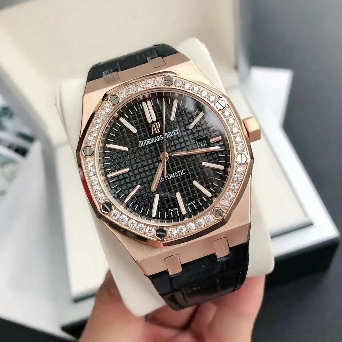 【High-end replica】💰1300! 【Customized all-in-one machine】💰1720! The 2024 newly upgraded Audemars Piguet 15400 series watch with diamond ring, as the most classic model of the Royal Oak series, has three hands and date display, unabashedly and vividly showing the luxurious and sporty atmosphere of the 15400 series. [Movement] GD products still adhere to the high cost performance and use 💯 brand new original Japanese imported Citizen 9015 automatic mechanical movement with zero repair, and correct the original movement top [Case] The case is made of 316 stainless steel with flawless white lines and clear and smooth lines. The ring is hand-inlaid with Swarovski crystal diamonds. The octagonal ring is equipped with eight screws and the bezel is bright and eye-catching. The size is 41mm/12mm. [Literature] The large checkered text is filled with fluorescent powder. It has a bright color and sharp contrast in the sun. The scale is filled with exclusive luminous light, which absorbs light quickly and has high durability. [Bracelet] Genuine leather bracelet with brushed texture on the case, equipped with a three-fold push-button buckle