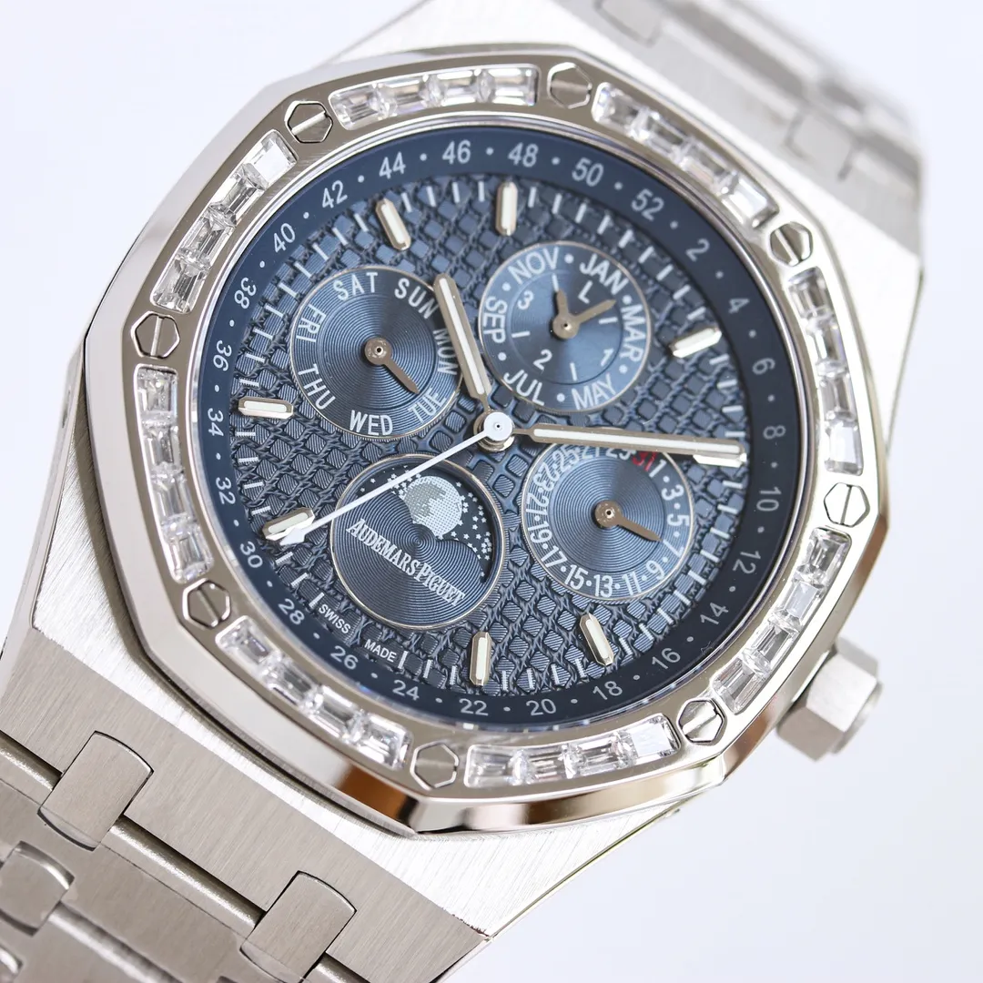 The fusion of quality and beauty! AP Audemars Piguet Royal Oak 26574ST series men's watch! A perfect and personalized experience! 1⃣️Diameter 41MM! 2⃣️ Equipped with a customized version of Cal.5134 movement, which perfectly restores functions! 3⃣️All functions such as calendar, day of the week, month, moon phase, etc. are all real functions and can be used normally. (Steel belt, tape, and belt models are optional) 3⃣️The watch case is made of 316L fine steel, and the entire case is CNC-processed with high precision, and the density is consistent with the original!           4⃣️The entire text is perfectly presented according to the original color! 5⃣️A three-piece set of shell cover, shell and bottom cover. The overall angle perfectly reflects the drawing process and the fusion of quality and beauty!