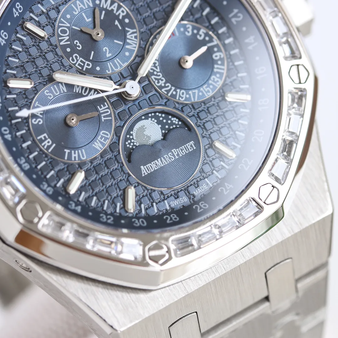 The fusion of quality and beauty! AP Audemars Piguet Royal Oak 26574ST series men's watch! A perfect and personalized experience! 1⃣️Diameter 41MM! 2⃣️ Equipped with a customized version of Cal.5134 movement, which perfectly restores functions! 3⃣️All functions such as calendar, day of the week, month, moon phase, etc. are all real functions and can be used normally. (Steel belt, tape, and belt models are optional) 3⃣️The watch case is made of 316L fine steel, and the entire case is CNC-processed with high precision, and the density is consistent with the original!           4⃣️The entire text is perfectly presented according to the original color! 5⃣️A three-piece set of shell cover, shell and bottom cover. The overall angle perfectly reflects the drawing process and the fusion of quality and beauty!