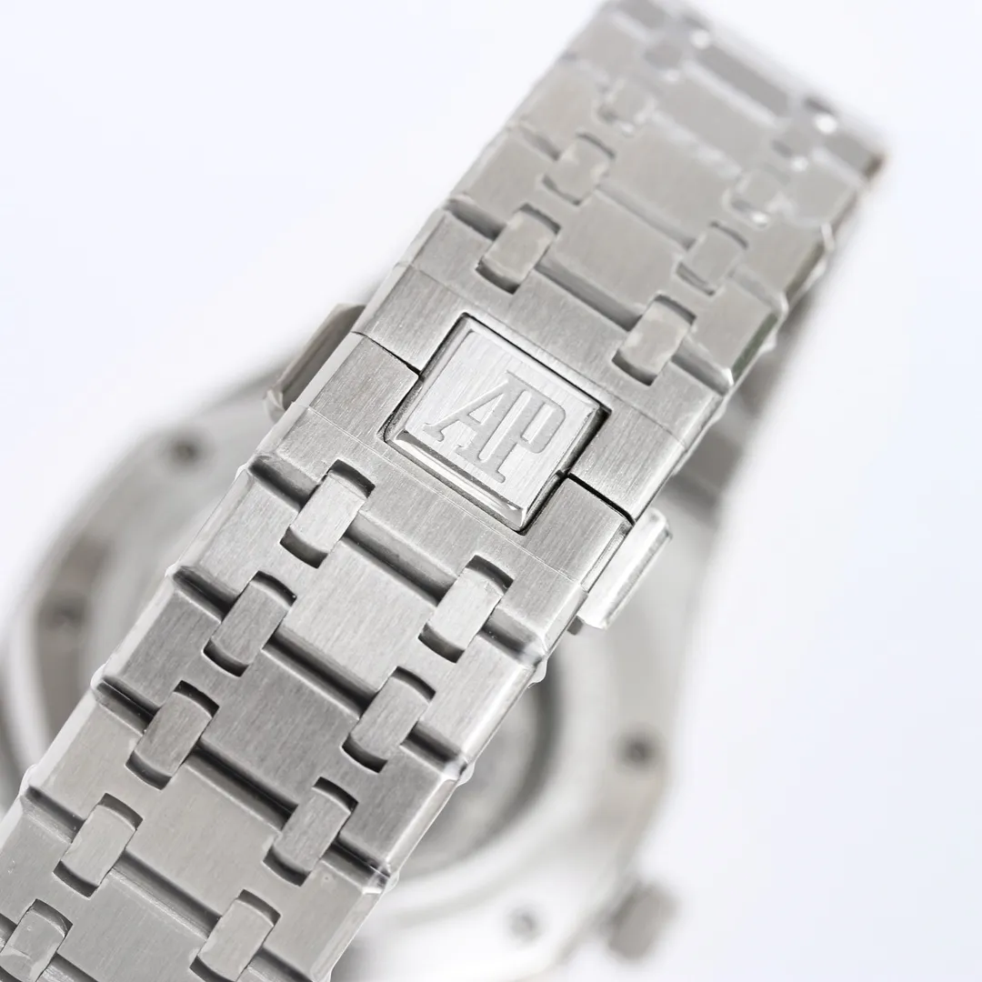 The fusion of quality and beauty! AP Audemars Piguet Royal Oak 26574ST series men's watch! A perfect and personalized experience! 1⃣️Diameter 41MM! 2⃣️ Equipped with a customized version of Cal.5134 movement, which perfectly restores functions! 3⃣️All functions such as calendar, day of the week, month, moon phase, etc. are all real functions and can be used normally. (Steel belt, tape, and belt models are optional) 3⃣️The watch case is made of 316L fine steel, and the entire case is CNC-processed with high precision, and the density is consistent with the original!           4⃣️The entire text is perfectly presented according to the original color! 5⃣️A three-piece set of shell cover, shell and bottom cover. The overall angle perfectly reflects the drawing process and the fusion of quality and beauty!