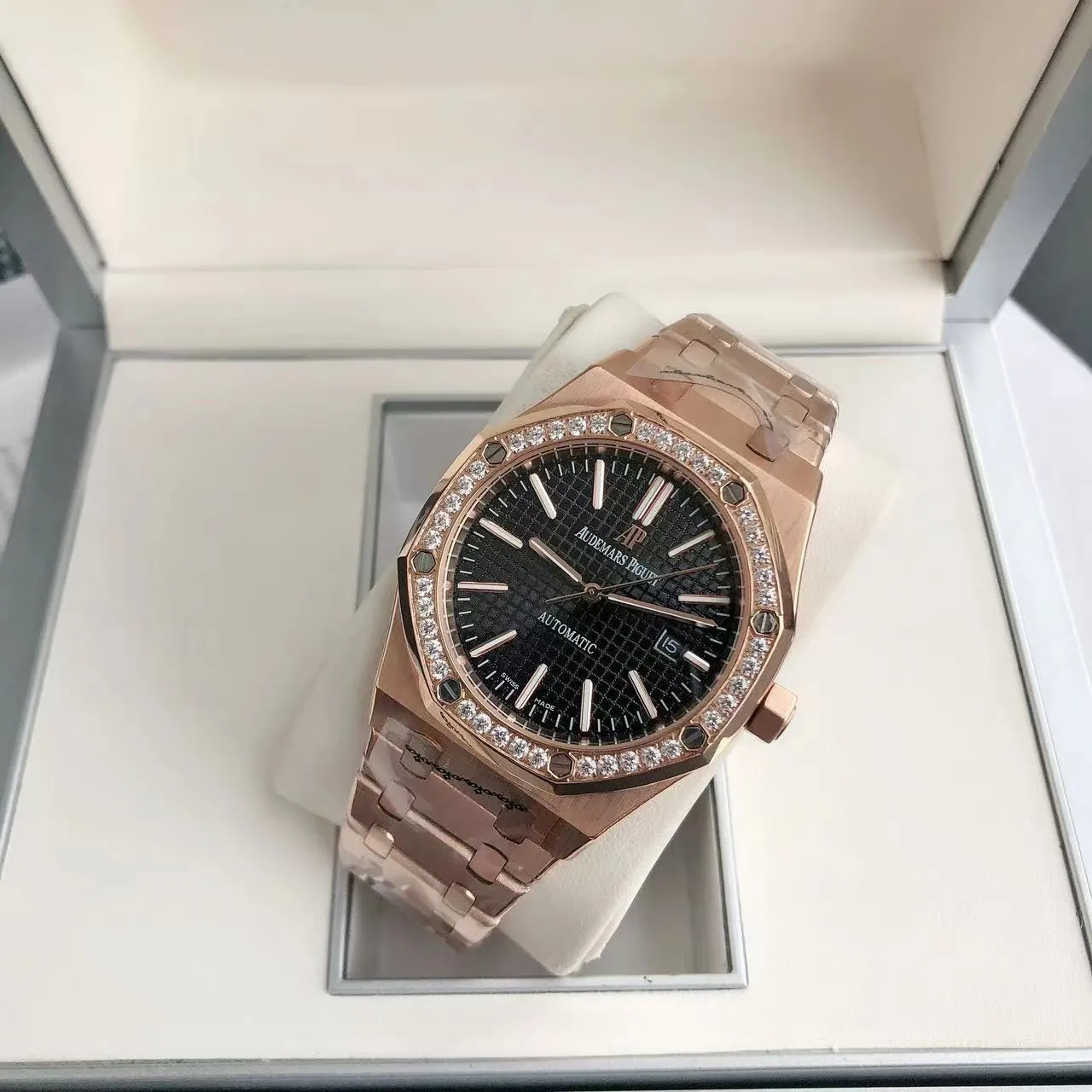 【High-end replica】💰1300! 【Customized all-in-one machine】💰1720! The 2024 newly upgraded Audemars Piguet 15400 series watch with diamond ring, as the most classic model of the Royal Oak series, has three hands and date display, unabashedly and vividly showing the luxurious and sporty atmosphere of the 15400 series. [Movement] GD products still adhere to the high cost performance and use 💯 brand new original Japanese imported Citizen 9015 automatic mechanical movement with zero repair, and correct the original movement top [Case] The case is made of 316 stainless steel with flawless white lines and clear and smooth lines. The ring is hand-inlaid with Swarovski crystal diamonds. The octagonal ring is equipped with eight screws and the bezel is bright and eye-catching. The size is 41mm/12mm. [Literature] The large checkered text is filled with fluorescent powder. It has a bright color and sharp contrast in the sun. The scale is filled with exclusive luminous light, which absorbs light quickly and has high durability. [Bracelet] 904L stainless steel strap with three-fold push-button buckle