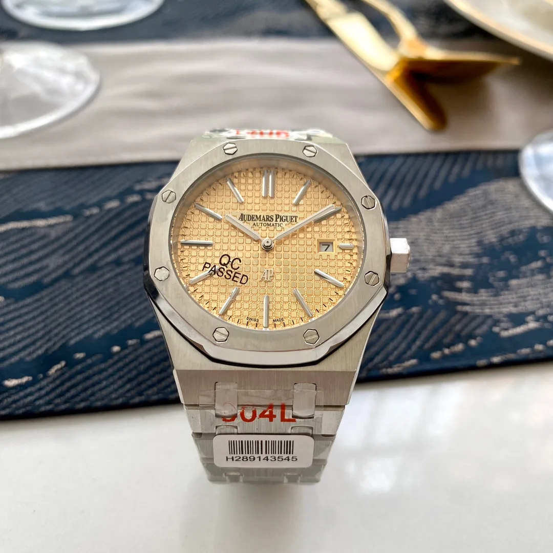 【Foreign trade import】💰1160! Audemars Piguet-Royal Oak AP‼ As the most basic model of the Royal Oak series, it does not have any special functions, only three hands and date display. The fully automatic machine unobstructedly and vividly demonstrates the luxurious and sporty atmosphere of the 15202ST series. The case is made of 316 stainless steel, with white and flawless lines, clear and smooth lines, and the octagonal ring is equipped with eight screws. The inlaid bezel is dazzling, with a size of 41mm/12mm. It uses fluorescent powder to fill the large checkered text. It is bright in sunlight and has a sharp contrast. The scales are filled with exclusive luminous light, which absorbs light quickly and has high durability. The 316 stainless steel bracelet synchronizes the brushed texture of the case and is equipped with a three-fold push-type buckle. ����Classic products continue to be produced🔥