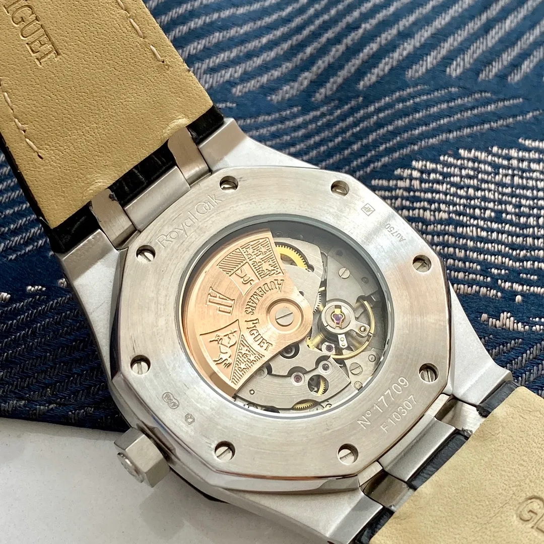 【Foreign trade import】💰1160! Audemars Piguet-Royal Oak AP‼ As the most basic model of the Royal Oak series, it does not have any special functions, only three hands and date display. The fully automatic machine unobstructedly and vividly demonstrates the luxurious and sporty atmosphere of the 15202ST series. The case is made of 316 stainless steel, with white and flawless lines, clear and smooth lines, and the octagonal ring is equipped with eight screws. The inlaid bezel is dazzling, with a size of 41mm/12mm. It uses fluorescent powder to fill the large checkered text. It is bright in sunlight and has a sharp contrast. The scales are filled with exclusive luminous light, which absorbs light quickly and has high durability. The 316 stainless steel bracelet synchronizes the brushed texture of the case and is equipped with a three-fold push-type buckle. ����Classic products continue to be produced🔥