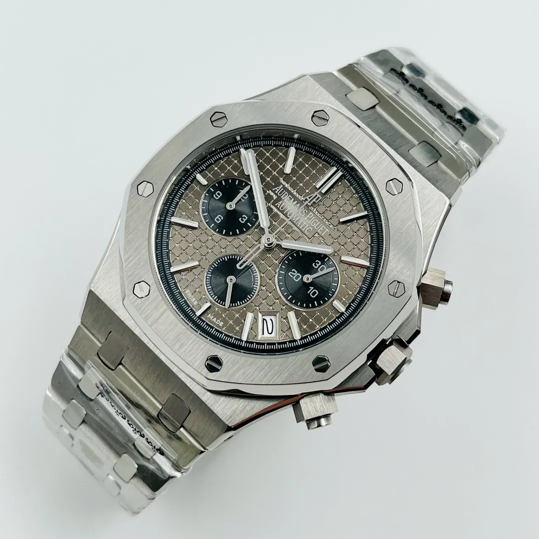 【High-end replica】💰1440! AUDEMARS PIGUET Royal Oak Series Six-hand Multi-Function Chronograph Quartz Watch Strap: 316l stainless steel strap Movement: Imported multi-function Swiss quartz movement Function: Press the button at 2 o'clock to start counting seconds at 120 seconds at 18 o'clock and one minute at 2 o'clock. Press to stop and you can see the timing time at 3 o'clock. The small dial is 24 hours overall. Material: Sapphire mirror. Size: 42 mm in diameter and 12 mm in thickness. Strong launch! Welcome to reprint! The pinnacle masterpiece interprets the classics and carefully creates ultra-realistic photo shoots for you to give you super-realistic photoshoots.