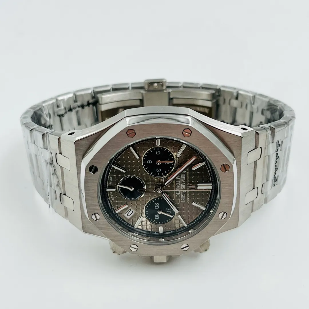 【High-end replica】💰1440! AUDEMARS PIGUET Royal Oak Series Six-hand Multi-Function Chronograph Quartz Watch Strap: 316l stainless steel strap Movement: Imported multi-function Swiss quartz movement Function: Press the button at 2 o'clock to start counting seconds at 120 seconds at 18 o'clock and one minute at 2 o'clock. Press to stop and you can see the timing time at 3 o'clock. The small dial is 24 hours overall. Material: Sapphire mirror. Size: 42 mm in diameter and 12 mm in thickness. Strong launch! Welcome to reprint! The pinnacle masterpiece interprets the classics and carefully creates ultra-realistic photo shoots for you to give you super-realistic photoshoots.