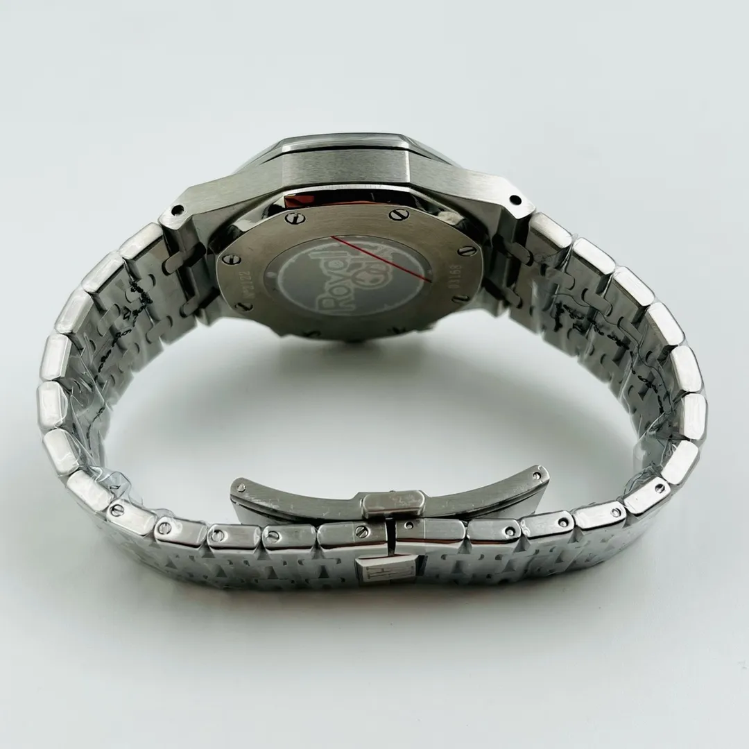 【High-end replica】💰1440! AUDEMARS PIGUET Royal Oak Series Six-hand Multi-Function Chronograph Quartz Watch Strap: 316l stainless steel strap Movement: Imported multi-function Swiss quartz movement Function: Press the button at 2 o'clock to start counting seconds at 120 seconds at 18 o'clock and one minute at 2 o'clock. Press to stop and you can see the timing time at 3 o'clock. The small dial is 24 hours overall. Material: Sapphire mirror. Size: 42 mm in diameter and 12 mm in thickness. Strong launch! Welcome to reprint! The pinnacle masterpiece interprets the classics and carefully creates ultra-realistic photo shoots for you to give you super-realistic photoshoots.