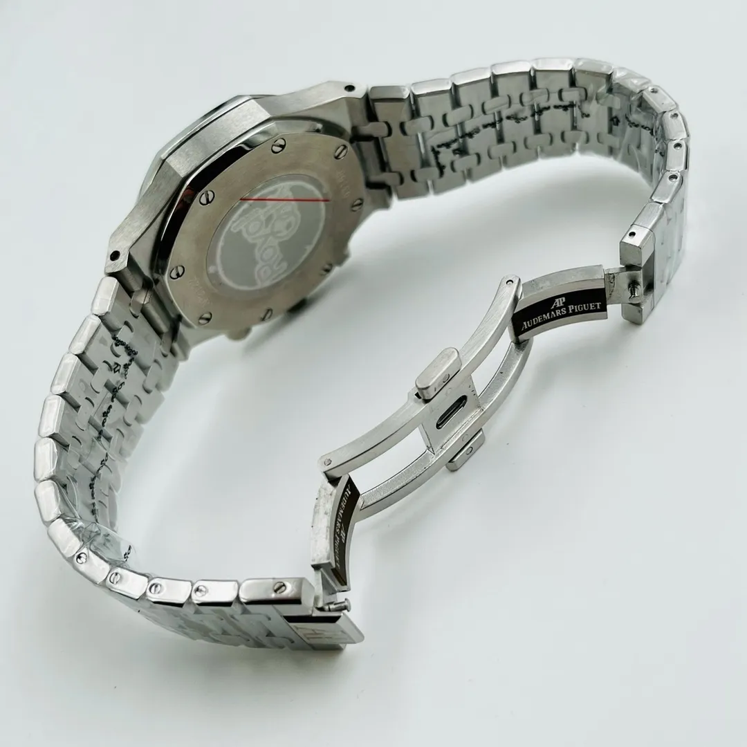 【High-end replica】💰1440! AUDEMARS PIGUET Royal Oak Series Six-hand Multi-Function Chronograph Quartz Watch Strap: 316l stainless steel strap Movement: Imported multi-function Swiss quartz movement Function: Press the button at 2 o'clock to start counting seconds at 120 seconds at 18 o'clock and one minute at 2 o'clock. Press to stop and you can see the timing time at 3 o'clock. The small dial is 24 hours overall. Material: Sapphire mirror. Size: 42 mm in diameter and 12 mm in thickness. Strong launch! Welcome to reprint! The pinnacle masterpiece interprets the classics and carefully creates ultra-realistic photo shoots for you to give you super-realistic photoshoots.