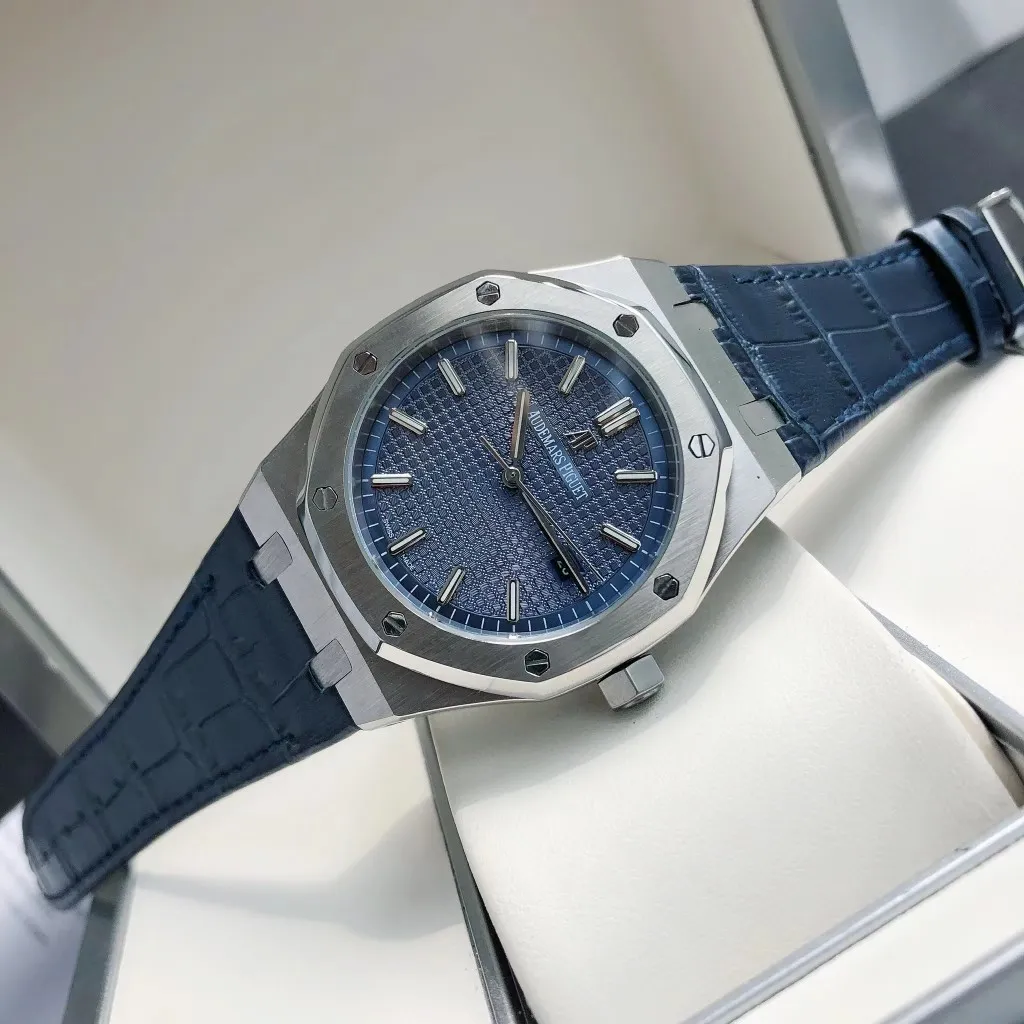 【High-end replica】💰1240! 【Customized all-in-one machine】💰1720! 2022 official synchronized new popular Audemars Piguet Royal Oak series 15500 classic men's watch [wit] [Movement] GD products still adhere to the principle of high cost performance, low price and affordable price, using 💯 brand new original Japanese imported Citizen 9015 automatic mechanical movement with zero repair, and correcting the original movement top [Case] The case is made of 316 stainless steel with flawless white lines and clear and smooth lines. The octagonal ring mouth is equipped with eight screws and the bezel is eye-catching. The size is 41mm/12mm. [Literature] The large plaid text is filled with fluorescent powder, which is bright and contrasting under the sun. The scale is filled with exclusive luminous light, which absorbs light quickly and has high durability. [Bracelet] 316 stainless steel bracelet synchronizes the brushed texture of the case with a three-fold push-button buckle. ⚠️Please look for the exclusive quality of GD products