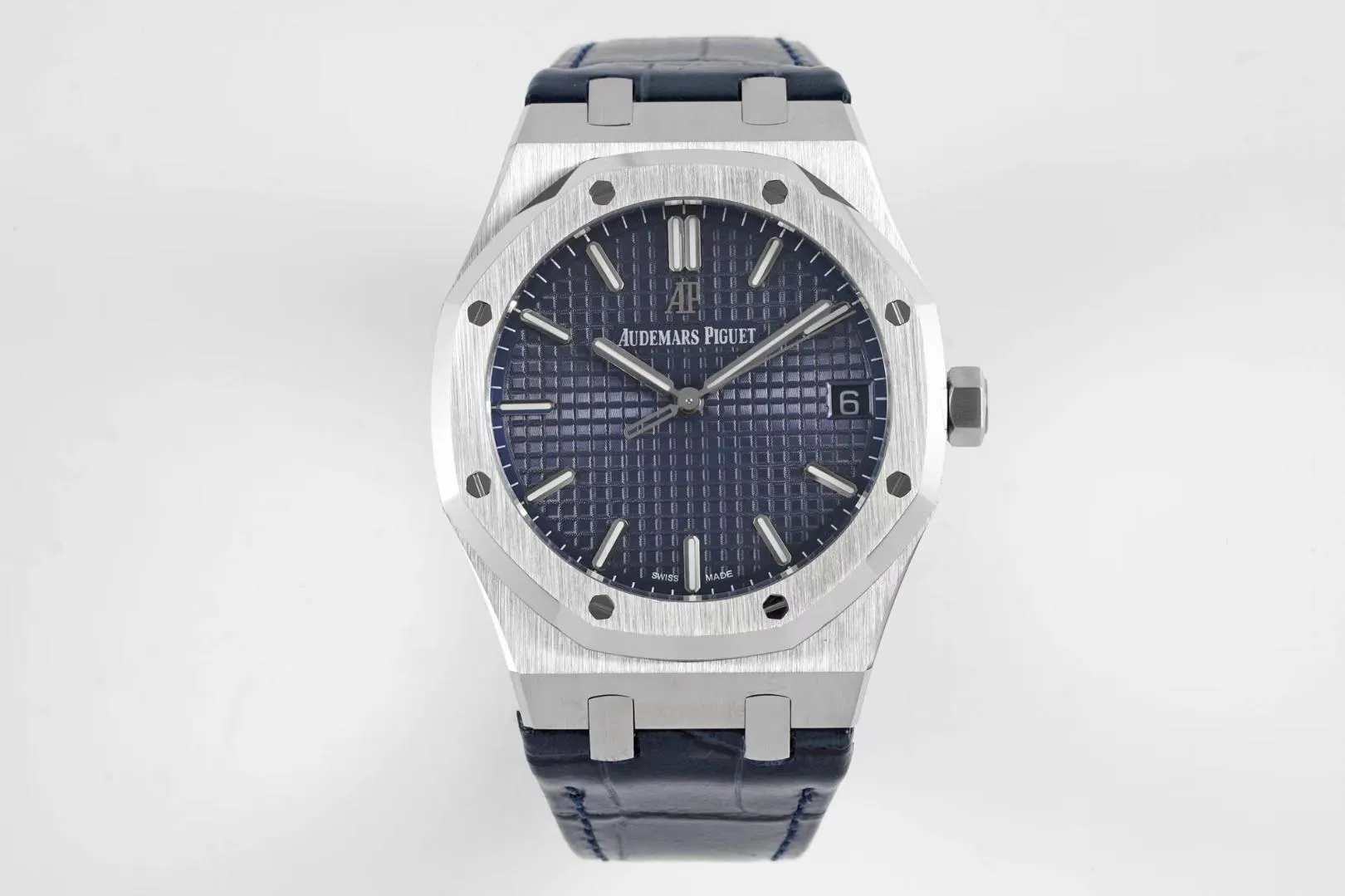 BF’s new product Audemars Piguet Royal Oak 15500 is the pinnacle of steel watches currently on the market. It demonstrates strength and is the defending “steel” king! [6 subtleties] 1. The genuine product is disassembled and the size is 41X10.4 mm, which is consistent with the original product! 2. Perfectly restore every detail of the authentic watch case, showing the masculine temperament of the authentic "angular, perseverant and courageous" watch. 3. The workmanship of the steel strap is impeccable, and is better than any steel strap watch on the market. The tightness of the "buffer belt" connecting the steel strap head and the watch title is exactly the same as the original. 4. The automatic rotor pays tribute to the original. It is the only version on the market that has the same color as the original (general versions on the market are reddish) and the ap family emblem is uniquely carved on it. 5. Break the concept of plywood and use the 9015 movement to change the Audemars Piguet CAL.4302 all-in-one machine! More stable, better and more real. 6. The "biscuit texture" of the dial is three-dimensional and full, full of energy! It is by no means an ordinary small factory that is in despair. Experience the wonderful experience and feel the difference! Produced by BF, it must be a high-quality product!