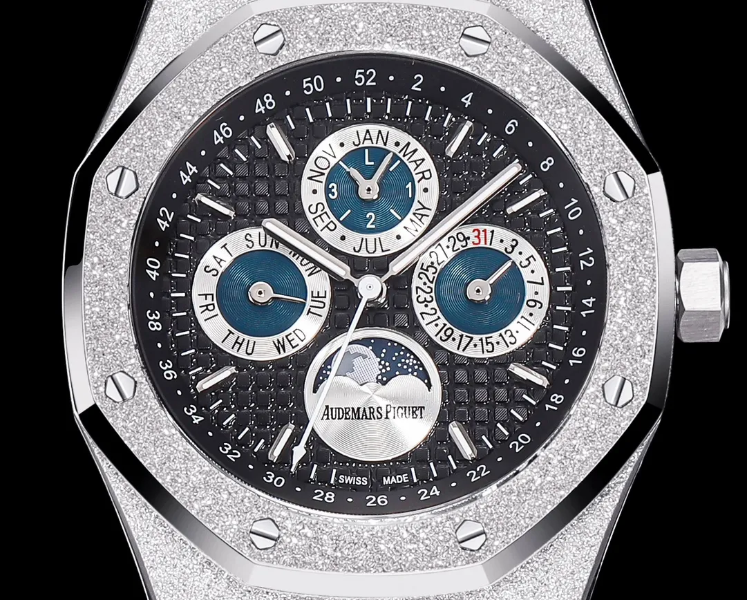 AP Audemars Piguet Royal Oak Frost Gold Version🎮R68. 41mm King of Steel" Audemars Piguet 26574 series (frost gold customized version), the most important strap of steel strap watches, The TWF factory uses the original strap to open the mold so that the strap has a delicate brushed pattern and will not cut the hand. The thickness and joints of the strap are consistent with the original, and the details are meticulous. The movable buffer design at the head of the strap is consistent with the original, making it closer to the wrist and more comfortable. The switch design and texture of the buckle and the engraving process of the buckle are consistent with the original. The TWF factory restores the original literal workmanship and color details and puts them together with the original without flaws, 🎮 The movement is the soul of the entire watch and the key to distinguishing authenticity. It perfectly replicates the original Cal.5134 movement and has accurate travel time. The central axis of the detailed pointer is a solid central axis, which is consistent with the original. The hands are polished to make them burr-free! The sapphire mirror glass is made more clear by double-sided high-transparency processing. The overall angle perfectly reflects the brushing process, the fusion of quality and beauty. 🎮S1 is an exquisitely recommended men's multi-functional mechanical watch!