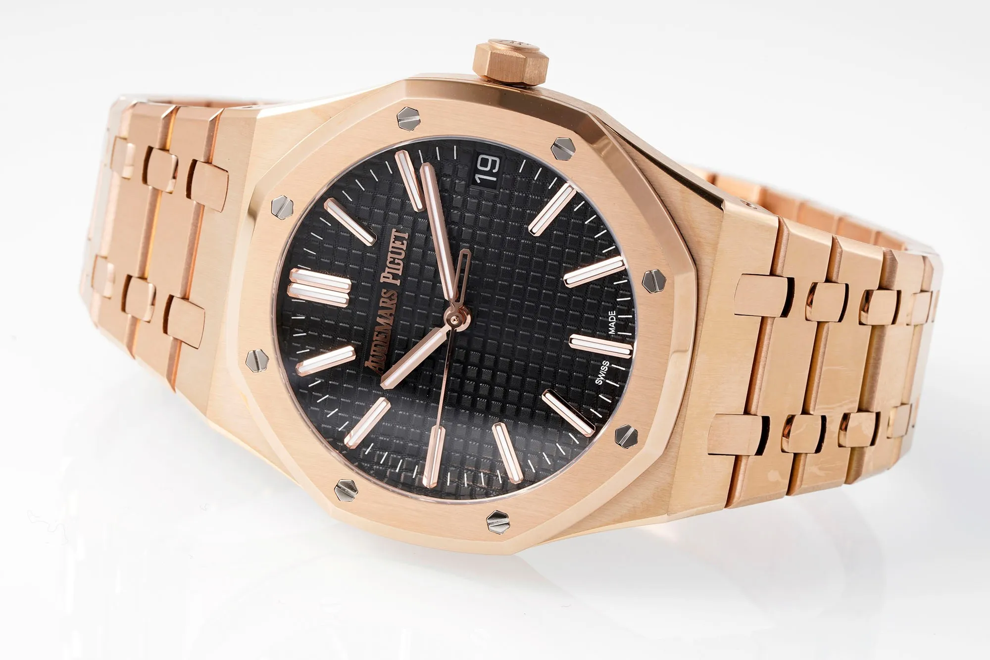 【High-end replica】💰1240! Top replica 💰Private chat! APS Audemars Piguet Royal Oak 15510 - shocking launch: using 4302 integrated movement - achieving the pinnacle of steel watches - demonstrating strength and defending the "steel" king! [5 subtleties] 1. The authentic product is disassembled and the size is 41X10.4 mm, which is consistent with the original product! 2. Perfectly restore every detail of the authentic watch case, showing the masculine temperament of the authentic "angular, perseverant and courageous" watch. 3. The workmanship of the steel strap is impeccable, and is better than any steel strap watch on the market. The tightness of the "buffer belt" connecting the steel strap head and the watch title is exactly the same as the original. 4. Audemars Piguet CAL.4302 all-in-one machine! Power up to 72 hours is more stable, better and more real. 5. The "biscuit texture" of the dial is three-dimensional and full, full of energy! It is by no means an ordinary small factory that is in despair. Experience the wonderful experience and feel the difference! Produced by APS, it must be a high-quality product!