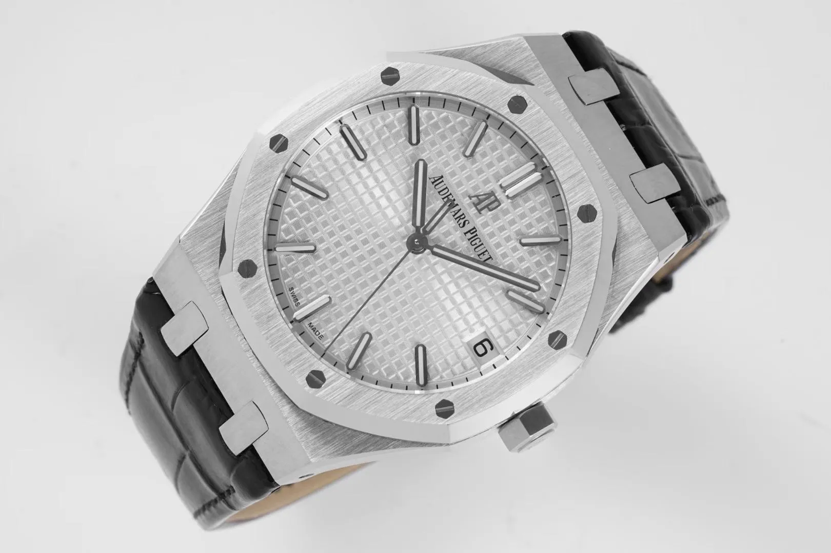BF’s new product Audemars Piguet Royal Oak 15500 is the pinnacle of steel watches currently on the market. It demonstrates strength and is the defending “steel” king! [6 subtleties] 1. The genuine product is disassembled and the size is 41X10.4 mm, which is consistent with the original product! 2. Perfectly restore every detail of the authentic watch case, showing the masculine temperament of the authentic "angular, perseverant and courageous" watch. 3. The workmanship of the steel strap is impeccable, and is better than any steel strap watch on the market. The tightness of the "buffer belt" connecting the steel strap head and the watch title is exactly the same as the original. 4. The automatic rotor pays tribute to the original. It is the only version on the market that has the same color as the original (general versions on the market are reddish) and the ap family emblem is uniquely carved on it. 5. Break the concept of plywood and use the 9015 movement to change the Audemars Piguet CAL.4302 all-in-one machine! More stable, better and more real. 6. The "biscuit texture" of the dial is three-dimensional and full, full of energy! It is by no means an ordinary small factory that is in despair. Experience the wonderful experience and feel the difference! Produced by BF, it must be a high-quality product!
