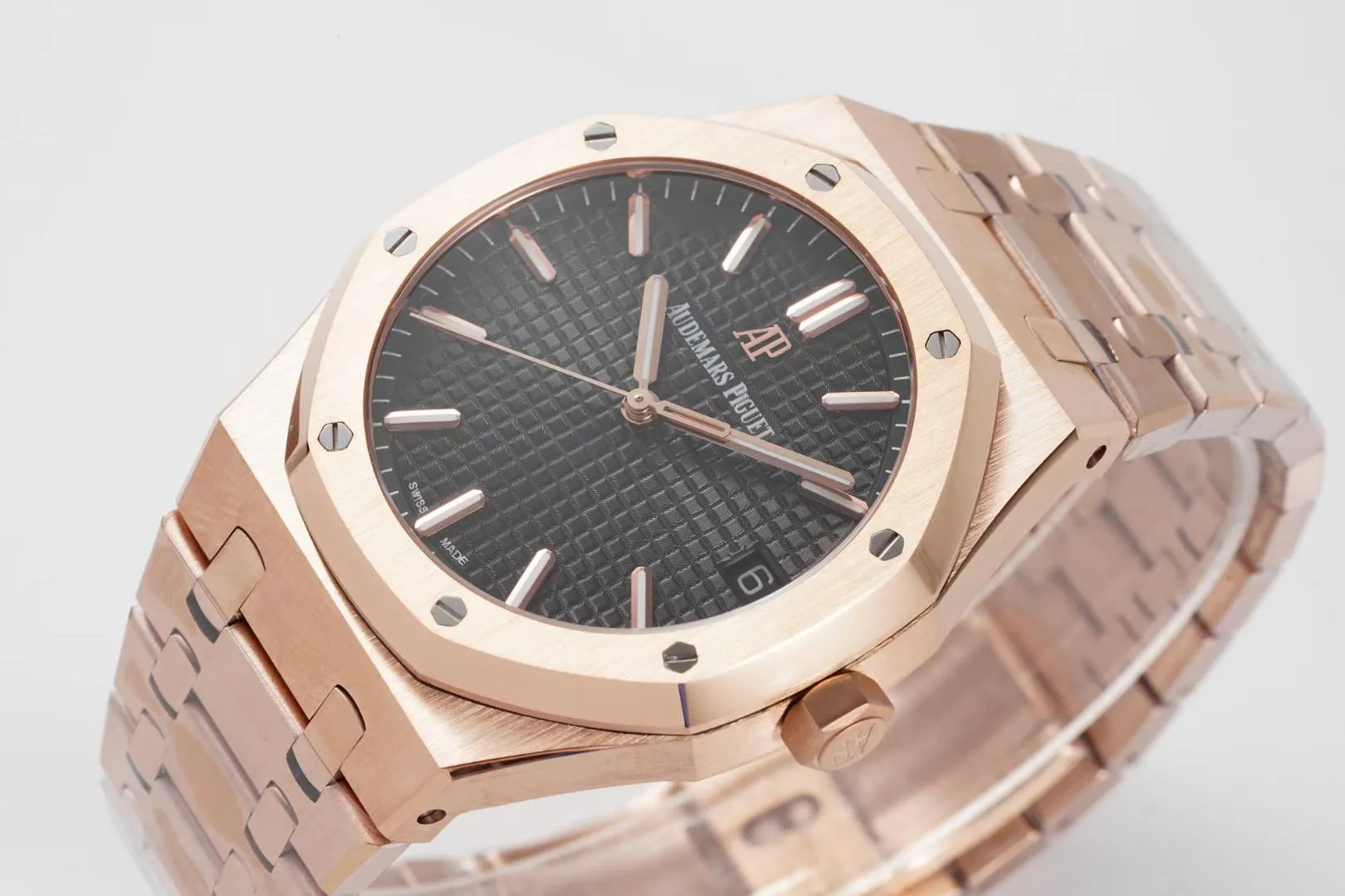BF’s new product Audemars Piguet Royal Oak 15500 is the pinnacle of steel watches currently on the market. It demonstrates strength and is the defending “steel” king! [6 subtleties] 1. The genuine product is disassembled and the size is 41X10.4 mm, which is consistent with the original product! 2. Perfectly restore every detail of the authentic watch case, showing the masculine temperament of the authentic "angular, perseverant and courageous" watch. 3. The workmanship of the steel strap is impeccable, and is better than any steel strap watch on the market. The tightness of the "buffer belt" connecting the steel strap head and the watch title is exactly the same as the original. 4. The automatic rotor pays tribute to the original. It is the only version on the market that has the same color as the original (general versions on the market are reddish) and the ap family emblem is uniquely carved on it. 5. Break the concept of plywood and use the 9015 movement to change the Audemars Piguet CAL.4302 all-in-one machine! More stable, better and more real. 6. The "biscuit texture" of the dial is three-dimensional and full, full of energy! It is by no means an ordinary small factory that is in despair. Experience the wonderful experience and feel the difference! Produced by BF, it must be a high-quality product!