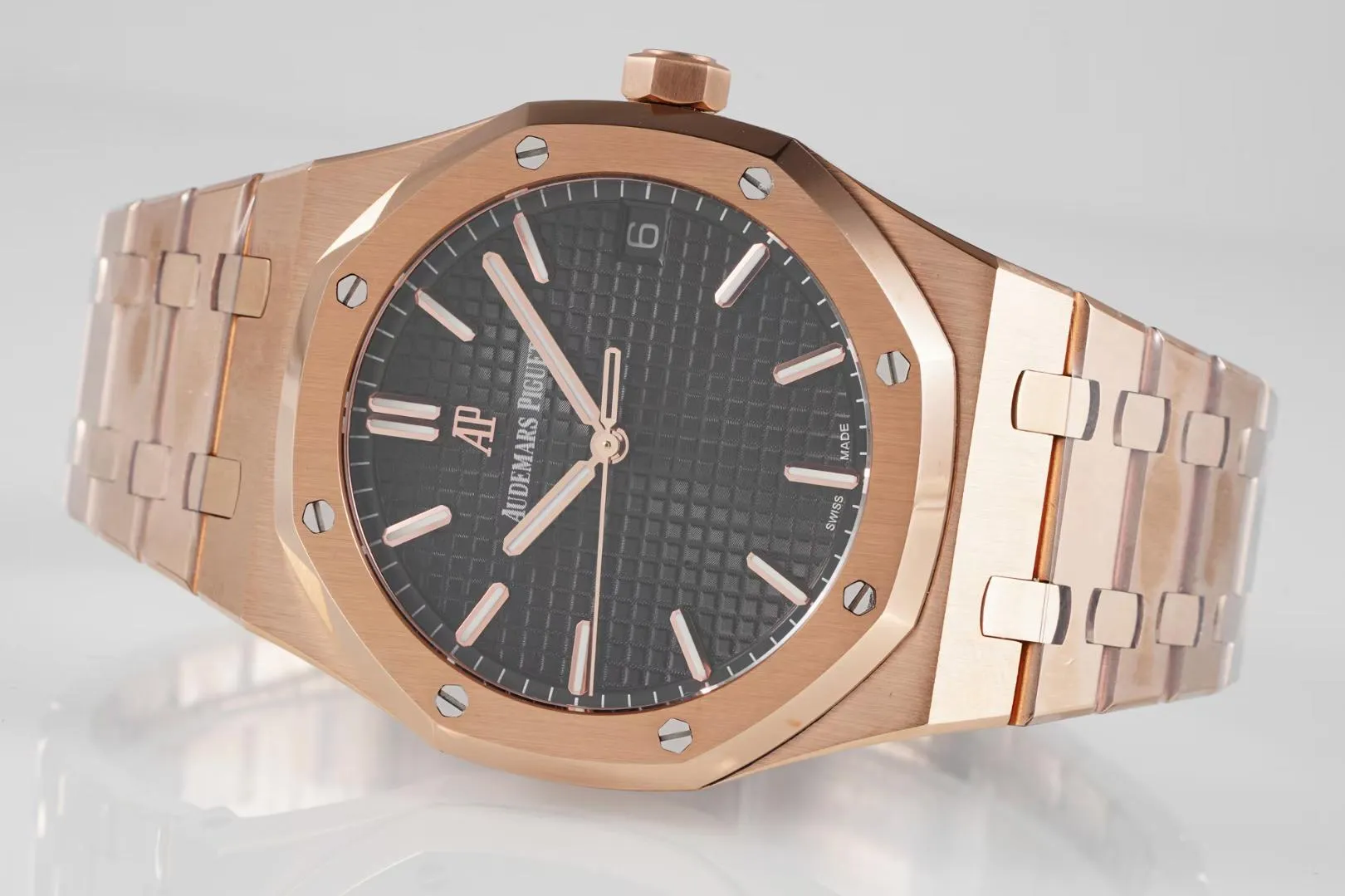 BF’s new product Audemars Piguet Royal Oak 15500 is the pinnacle of steel watches currently on the market. It demonstrates strength and is the defending “steel” king! [6 subtleties] 1. The genuine product is disassembled and the size is 41X10.4 mm, which is consistent with the original product! 2. Perfectly restore every detail of the authentic watch case, showing the masculine temperament of the authentic "angular, perseverant and courageous" watch. 3. The workmanship of the steel strap is impeccable, and is better than any steel strap watch on the market. The tightness of the "buffer belt" connecting the steel strap head and the watch title is exactly the same as the original. 4. The automatic rotor pays tribute to the original. It is the only version on the market that has the same color as the original (general versions on the market are reddish) and the ap family emblem is uniquely carved on it. 5. Break the concept of plywood and use the 9015 movement to change the Audemars Piguet CAL.4302 all-in-one machine! More stable, better and more real. 6. The "biscuit texture" of the dial is three-dimensional and full, full of energy! It is by no means an ordinary small factory that is in despair. Experience the wonderful experience and feel the difference! Produced by BF, it must be a high-quality product!