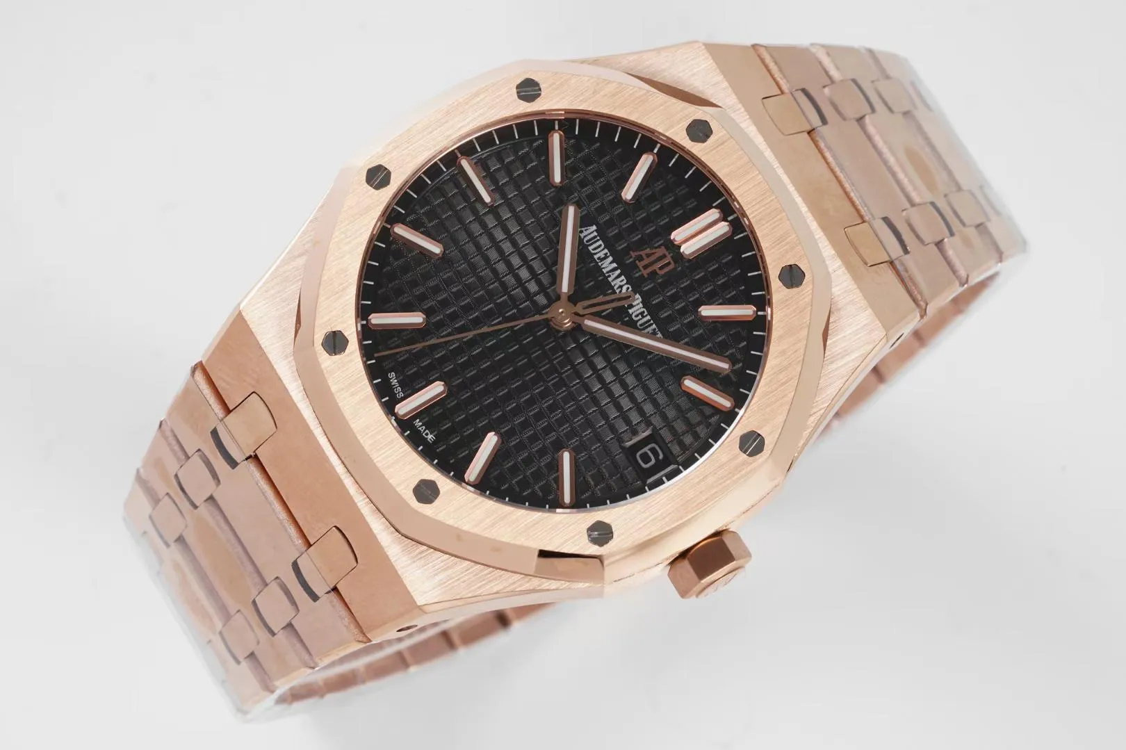 BF’s new product Audemars Piguet Royal Oak 15500 is the pinnacle of steel watches currently on the market. It demonstrates strength and is the defending “steel” king! [6 subtleties] 1. The genuine product is disassembled and the size is 41X10.4 mm, which is consistent with the original product! 2. Perfectly restore every detail of the authentic watch case, showing the masculine temperament of the authentic "angular, perseverant and courageous" watch. 3. The workmanship of the steel strap is impeccable, and is better than any steel strap watch on the market. The tightness of the "buffer belt" connecting the steel strap head and the watch title is exactly the same as the original. 4. The automatic rotor pays tribute to the original. It is the only version on the market that has the same color as the original (general versions on the market are reddish) and the ap family emblem is uniquely carved on it. 5. Break the concept of plywood and use the 9015 movement to change the Audemars Piguet CAL.4302 all-in-one machine! More stable, better and more real. 6. The "biscuit texture" of the dial is three-dimensional and full, full of energy! It is by no means an ordinary small factory that is in despair. Experience the wonderful experience and feel the difference! Produced by BF, it must be a high-quality product!
