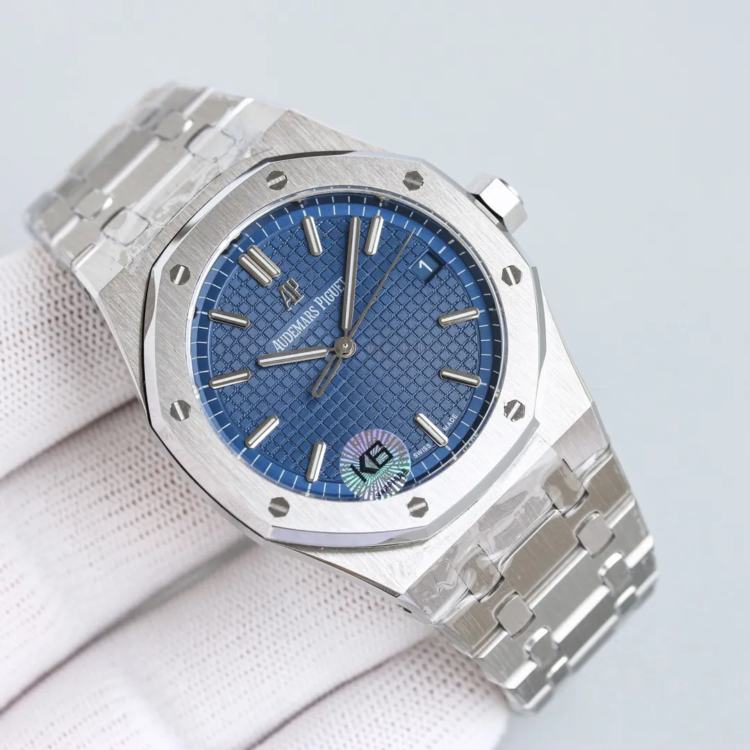 💎The shocking launch of Audemars Piguet AP Royal Oak 15500: removing the excess parts of the movement deck and making it more hollow - achieving the pinnacle of steel watches - demonstrating strength to defend the title of "steel" king! [6 subtleties] 1. The genuine product is disassembled and the size is 41X10.4 mm, which is consistent with the original product! 2. Perfectly restore every detail of the authentic watch case, showing the masculine temperament of the authentic "angular, perseverant and courageous" watch. 🎮3. The workmanship of the steel strap is impeccable, and is better than any steel strap watch on the market. The tightness of the "buffer belt" connecting the steel strap head and the watch is exactly the same as the original. 4. The automatic rotor pays tribute to the original. It is the only version on the market that has the same color as the original (general versions on the market are reddish) and the ap family emblem is uniquely carved on it. 5. Break the concept of plywood and use the 9015 movement to change the Audemars Piguet CAL.4302 all-in-one machine! More stable, better and more real. 6. The "biscuit texture" of the dial is three-dimensional and full, full of energy! It is by no means an ordinary small factory that is in despair. Experience the wonderful experience and feel the difference!