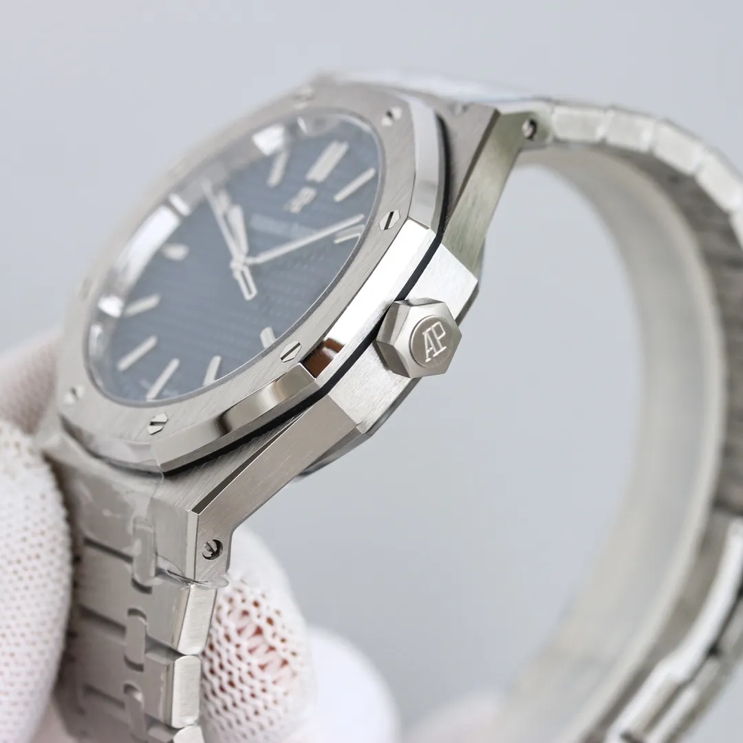 💎The shocking launch of Audemars Piguet AP Royal Oak 15500: removing the excess parts of the movement deck and making it more hollow - achieving the pinnacle of steel watches - demonstrating strength to defend the title of "steel" king! [6 subtleties] 1. The genuine product is disassembled and the size is 41X10.4 mm, which is consistent with the original product! 2. Perfectly restore every detail of the authentic watch case, showing the masculine temperament of the authentic "angular, perseverant and courageous" watch. 🎮3. The workmanship of the steel strap is impeccable, and is better than any steel strap watch on the market. The tightness of the "buffer belt" connecting the steel strap head and the watch is exactly the same as the original. 4. The automatic rotor pays tribute to the original. It is the only version on the market that has the same color as the original (general versions on the market are reddish) and the ap family emblem is uniquely carved on it. 5. Break the concept of plywood and use the 9015 movement to change the Audemars Piguet CAL.4302 all-in-one machine! More stable, better and more real. 6. The "biscuit texture" of the dial is three-dimensional and full, full of energy! It is by no means an ordinary small factory that is in despair. Experience the wonderful experience and feel the difference!