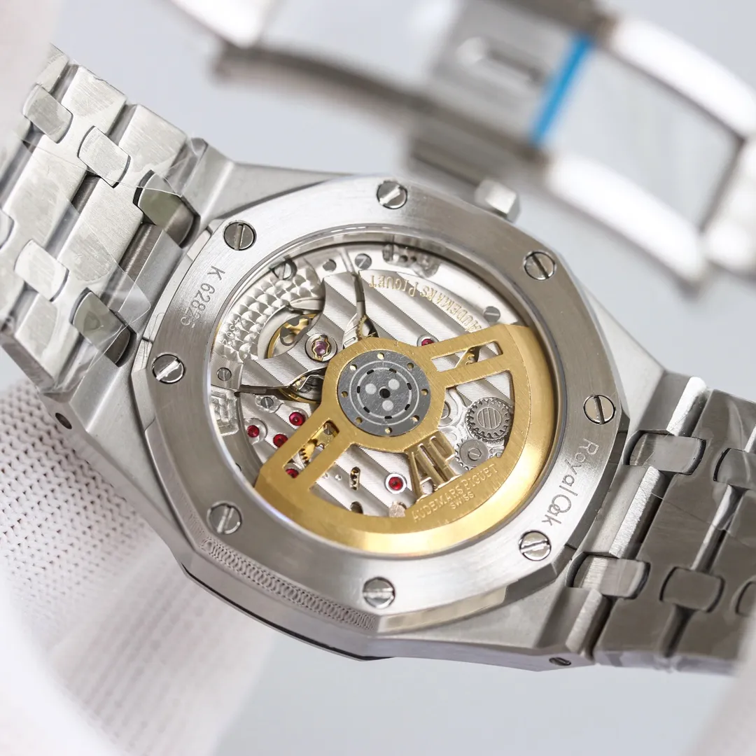 💎The shocking launch of Audemars Piguet AP Royal Oak 15500: removing the excess parts of the movement deck and making it more hollow - achieving the pinnacle of steel watches - demonstrating strength to defend the title of "steel" king! [6 subtleties] 1. The genuine product is disassembled and the size is 41X10.4 mm, which is consistent with the original product! 2. Perfectly restore every detail of the authentic watch case, showing the masculine temperament of the authentic "angular, perseverant and courageous" watch. 🎮3. The workmanship of the steel strap is impeccable, and is better than any steel strap watch on the market. The tightness of the "buffer belt" connecting the steel strap head and the watch is exactly the same as the original. 4. The automatic rotor pays tribute to the original. It is the only version on the market that has the same color as the original (general versions on the market are reddish) and the ap family emblem is uniquely carved on it. 5. Break the concept of plywood and use the 9015 movement to change the Audemars Piguet CAL.4302 all-in-one machine! More stable, better and more real. 6. The "biscuit texture" of the dial is three-dimensional and full, full of energy! It is by no means an ordinary small factory that is in despair. Experience the wonderful experience and feel the difference!