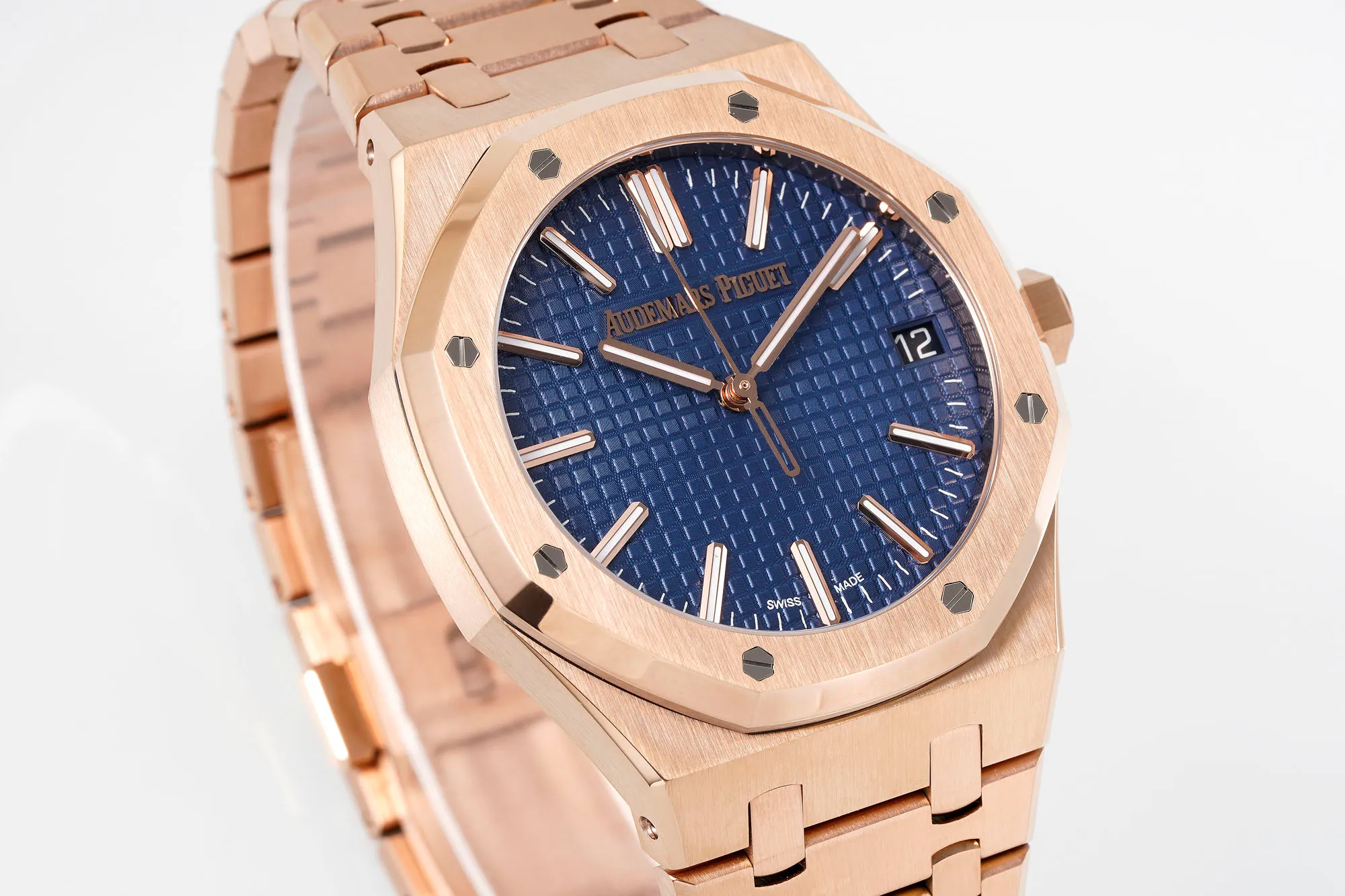 【High-end replica】💰1240! Top replica 💰Private chat! APS Audemars Piguet Royal Oak 15510 - shocking launch: using 4302 integrated movement - achieving the pinnacle of steel watches - demonstrating strength and defending the "steel" king! [5 subtleties] 1. The authentic product is disassembled and the size is 41X10.4 mm, which is consistent with the original product! 2. Perfectly restore every detail of the authentic watch case, showing the masculine temperament of the authentic "angular, perseverant and courageous" watch. 3. The workmanship of the steel strap is impeccable, and is better than any steel strap watch on the market. The tightness of the "buffer belt" connecting the steel strap head and the watch title is exactly the same as the original. 4. Audemars Piguet CAL.4302 all-in-one machine! Power up to 72 hours is more stable, better and more real. 5. The "biscuit texture" of the dial is three-dimensional and full, full of energy! It is by no means an ordinary small factory that is in despair. Experience the wonderful experience and feel the difference! Produced by APS, it must be a high-quality product!