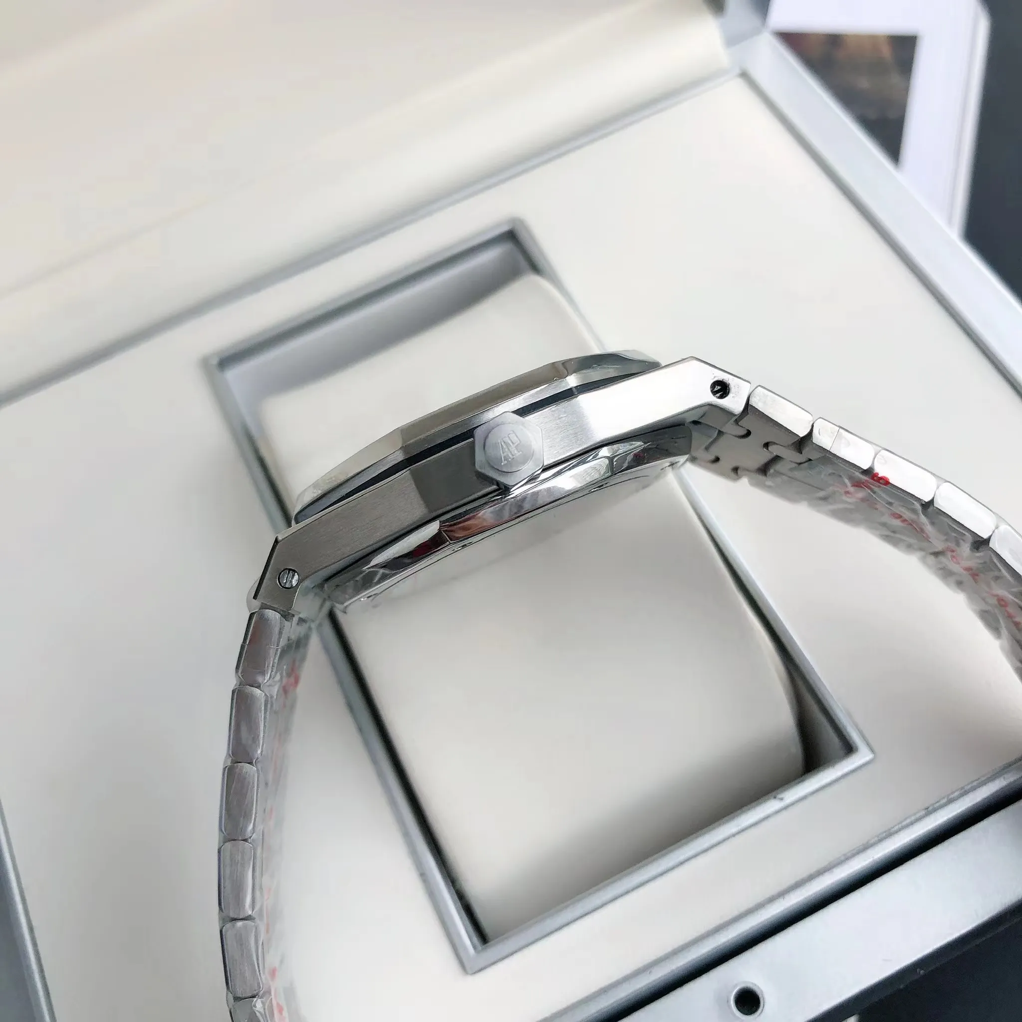 【High-end replica】💰1240! 【Customized all-in-one machine】💰1720! 2022 official synchronized new popular Audemars Piguet Royal Oak series 15500 classic men's watch [wit] [Movement] GD products still adhere to the principle of high cost performance, low price and affordable price, using 💯 brand new original Japanese imported Citizen 9015 automatic mechanical movement with zero repair, and correcting the original movement top [Case] The case is made of 316 stainless steel with flawless white lines and clear and smooth lines. The octagonal ring mouth is equipped with eight screws and the bezel is eye-catching. The size is 41mm/12mm. [Literature] The large plaid text is filled with fluorescent powder, which is bright and contrasting under the sun. The scale is filled with exclusive luminous light, which absorbs light quickly and has high durability. [Bracelet] 316 stainless steel bracelet synchronizes the brushed texture of the case with a three-fold push-button buckle. ⚠️Please look for the exclusive quality of GD products