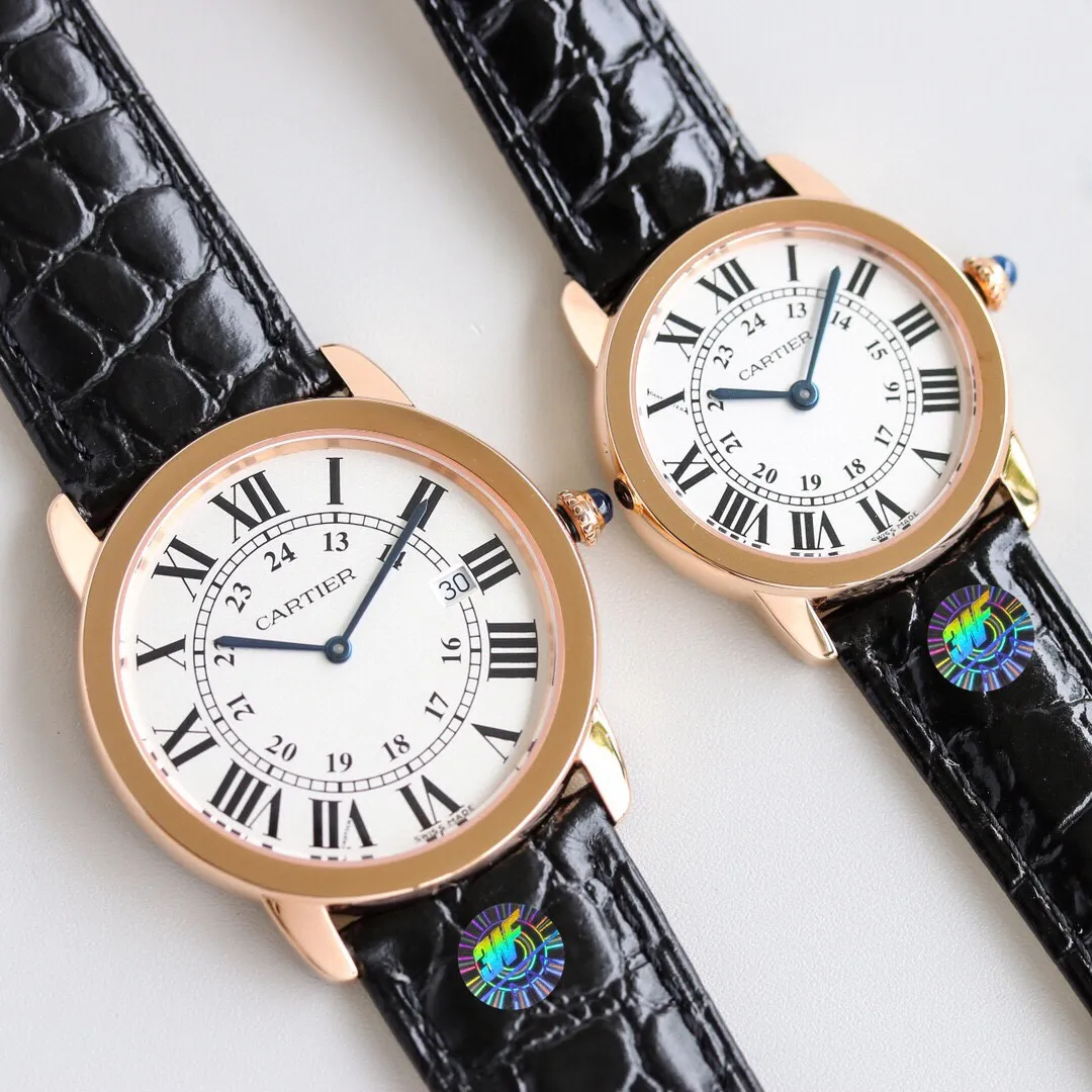 [High-end replica] 💰1440 each! [Top replica] 💰3300 yuan each! Cartier RONDE DE CARTIER The London series WSRN0021 was released at the same time as the W6700155 model. The couple's watch is large and small, perfectly retaining the elegant appearance and Cartier characteristics, Roman numerals, sword-shaped grilled steel blue hands, sapphire glass mirror, silver-plated pearlescent dial, smooth and balanced design style, showing full luster, equipped with original Swiss imported quartz movement (the appearance of the movement is consistent with the original). Large diameter size: 36mm diameter, small diameter size: 29.5mm. It is matched with the imported Italian calfskin original buckle and is compatible with the original version.