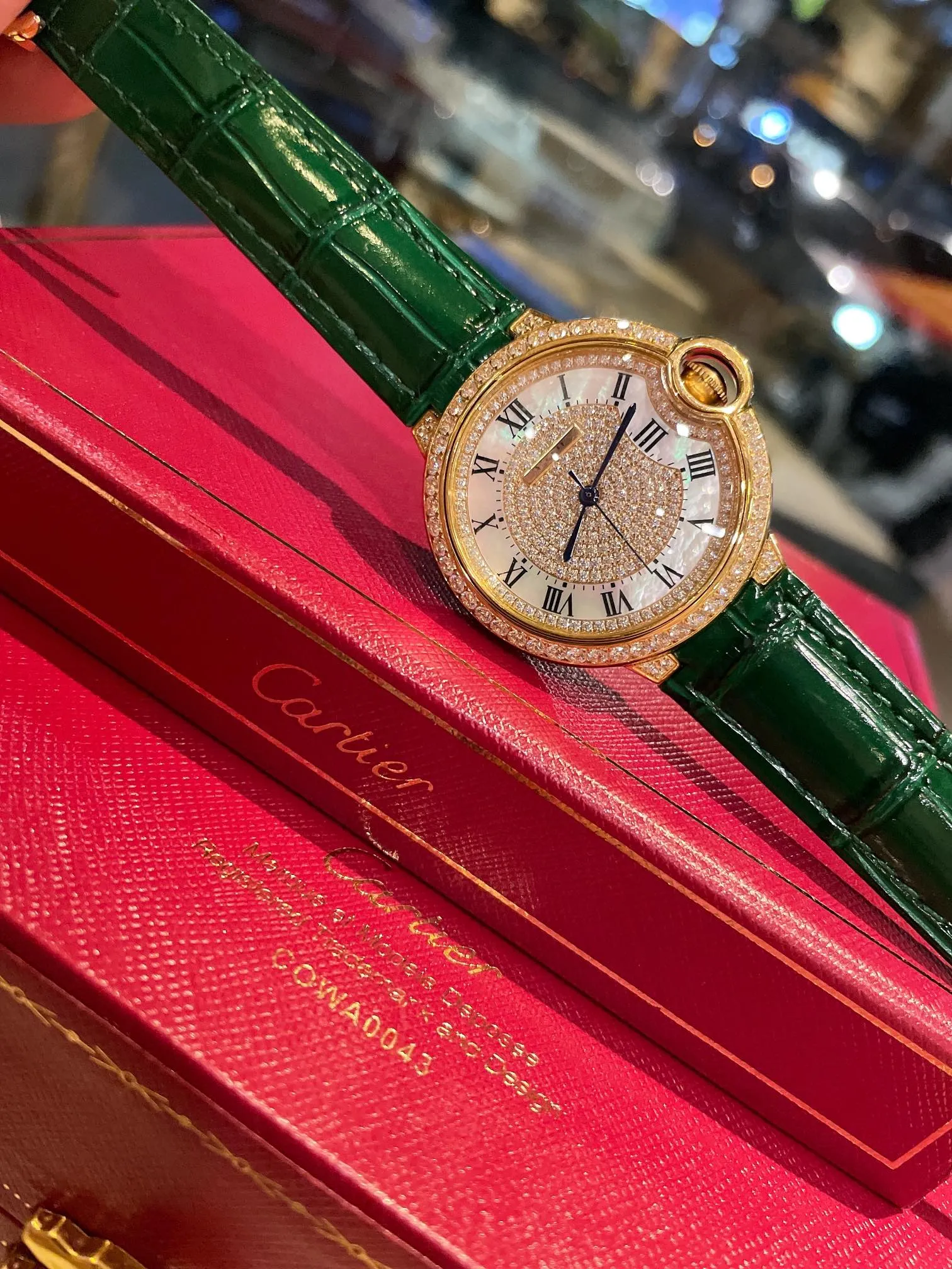 【High-end replica】💰1300! Cartier full diamond women's watch, fisheye glass, Swiss quartz movement ✔️The most popular color, perfect healing color/very temperamental color, pebbled leather with just the right saturation, delicate sheepskin, super soft and comfortable to wear. The key is the super showy white color❗️ Cartier blue balloon with diamond surface💎Gold is luxurious and noble. The real thing is super beautiful💋Swiss quartz size 36mm. Highly recommended to buy [Wow]