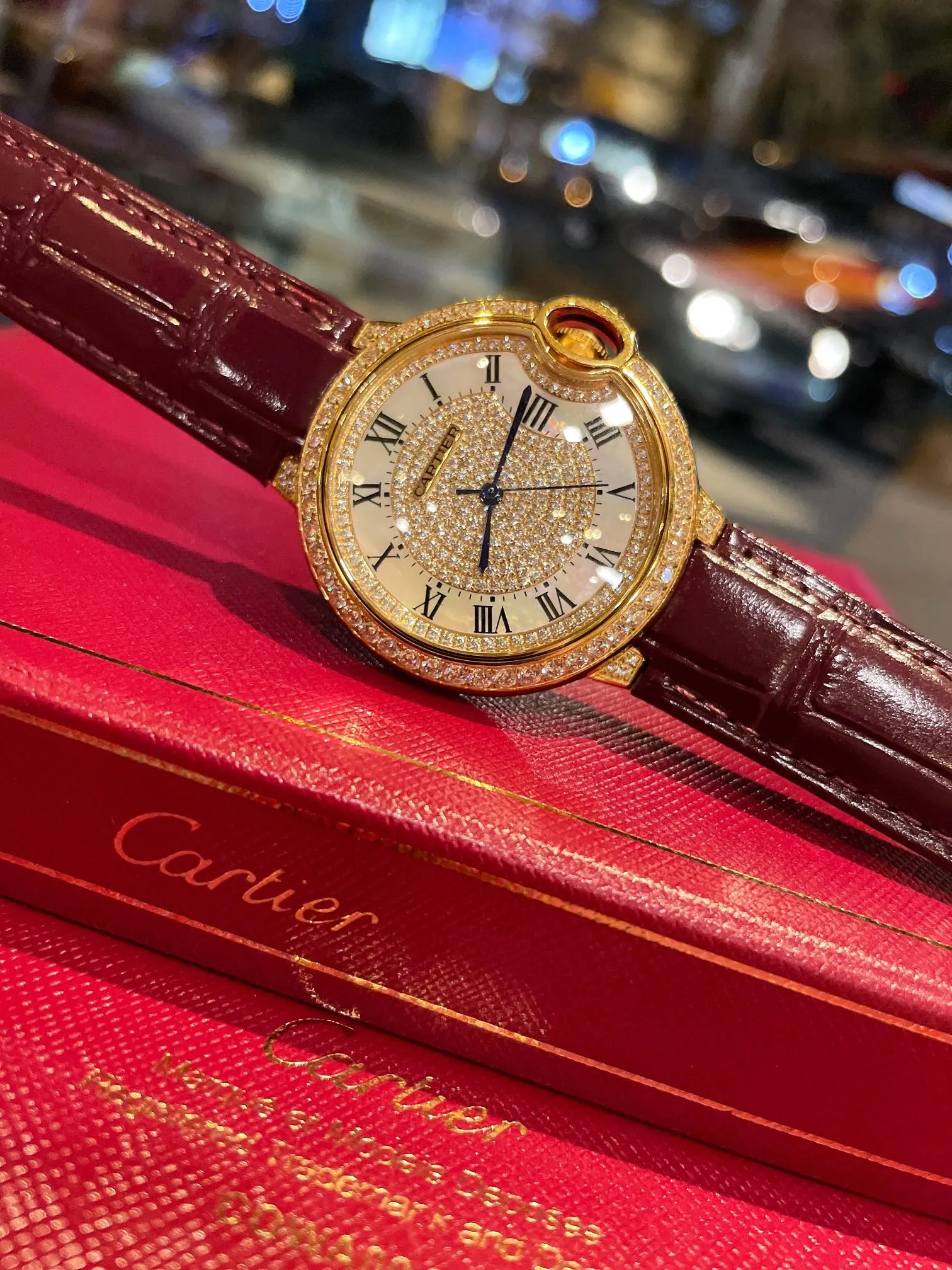 【High-end replica】💰1300! Cartier full diamond women's watch, fisheye glass, Swiss quartz movement ✔️The most popular color, perfect healing color/very temperamental color, pebbled leather with just the right saturation, delicate sheepskin, super soft and comfortable to wear. The key is the super showy white color❗️ Cartier blue balloon with diamond surface💎Gold is luxurious and noble. The real thing is super beautiful💋Swiss quartz size 36mm. Highly recommended to buy [Wow]