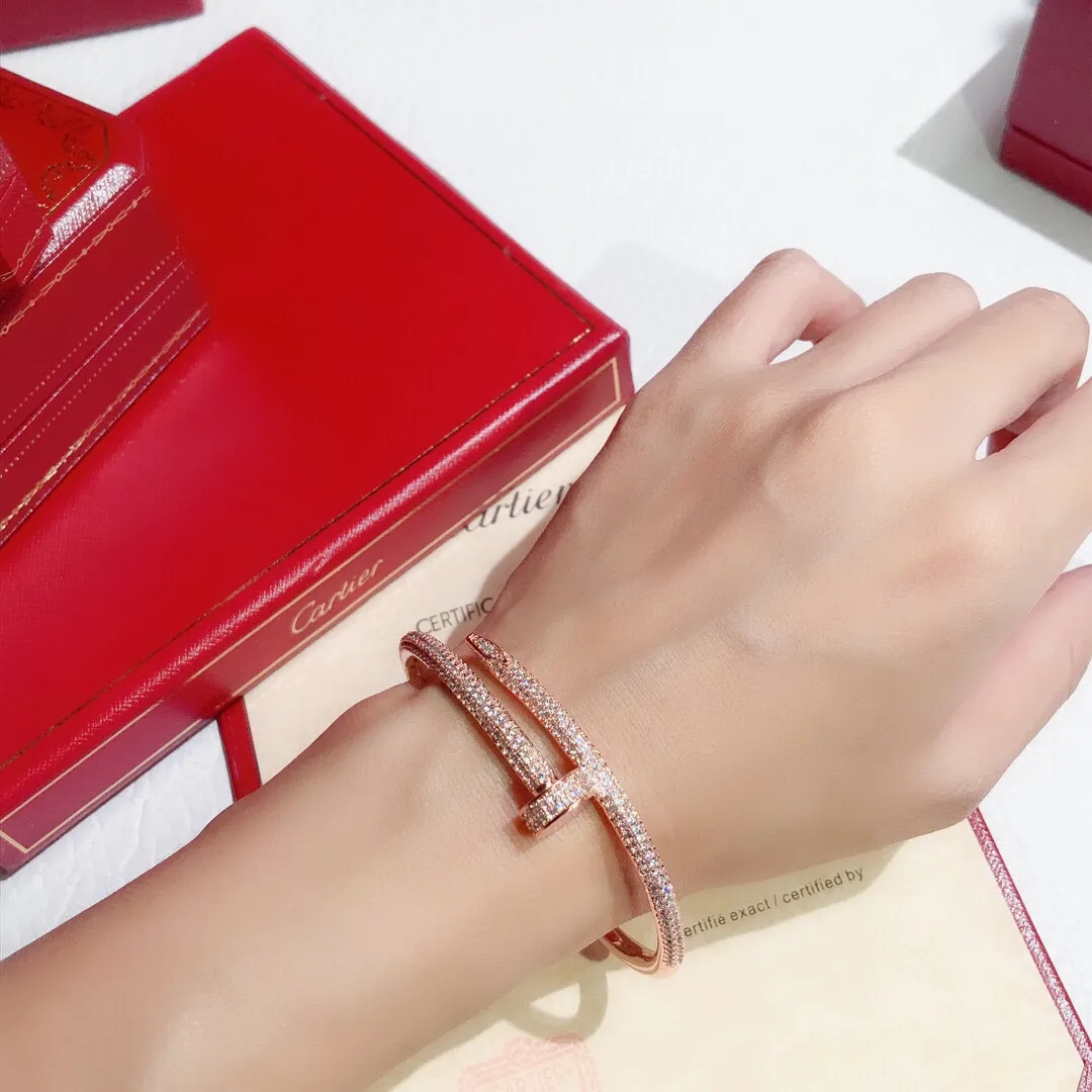【Purchasing quality】💰360! Cartier nail bracelet JUSTE UN CLOU is a firm belief in "nailing": love only because of love. It's time to give yourself a gift. The nail bracelet is full of diamonds. They interpret the spirit of independence with their true self. Juste un Clou, at a certain moment, I fall in love with your boldness and unruliness! Imported sub-gold material electroplated with three layers of thick gold, long-lasting and does not fade! Logo engraved inside, all three colors