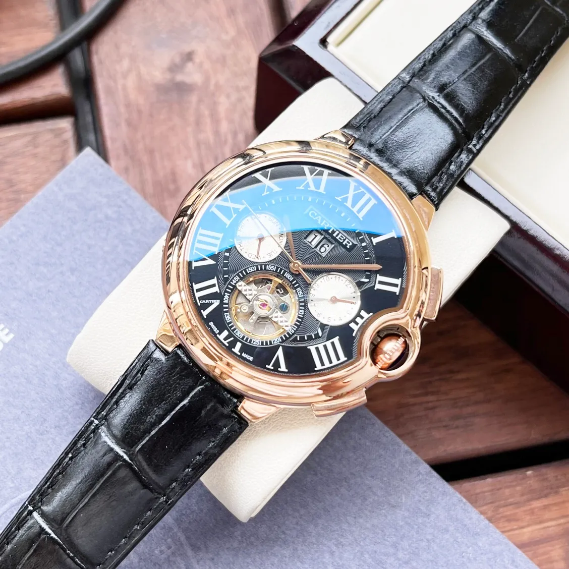 【High-end replica】💰1500! Cartier Men's Watch Fully Automatic Mechanical Movement Mineral Strengthened Glass 316L Stainless Steel Case Leather Strap Fashionable and Casual Business Necessary Size: Diameter 44mm Thickness 12mm