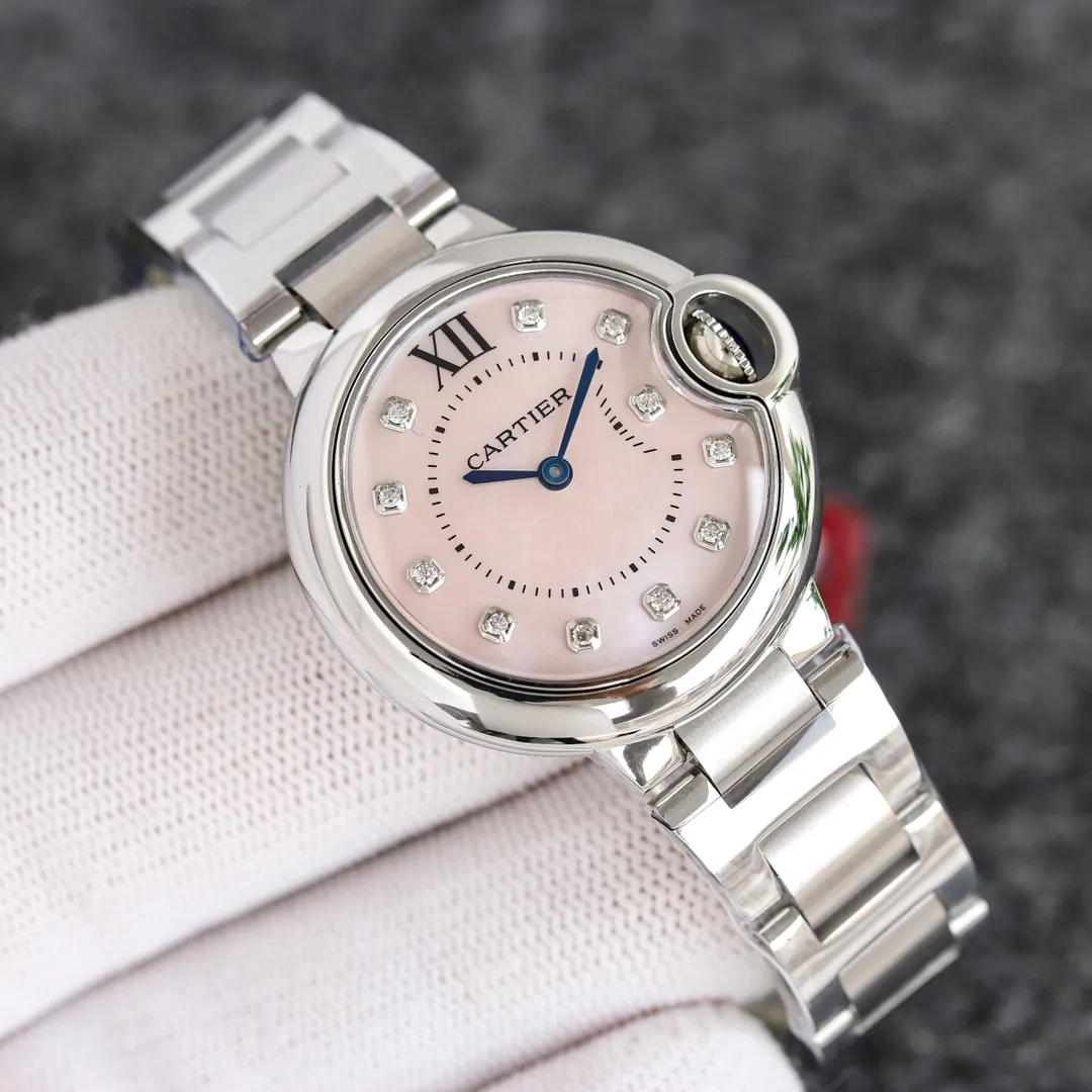 The Taiwanese factory Blue Balloon produces a series of Swiss quartz in a complete range of sizes (look for the bottom cover code 745565xx3489). This series of watches is famous for its delicate style and elegant style in the Cartier watchmaking industry. Of course, this watch must have such characteristics. The color of the stainless steel case makes the watch as light as a balloon, and the blue crown seems to have disobediently deviated from the original planned trajectory, like a playful couple. The Roman numerals on the dial look retro and deep, decorated with guilloche patterns and sword-shaped hands. The entire watch gives people a delicate and considerate feel. Isn’t this what couples need? Built-in: Japan's Citizen fully automatic machine, also with Swiss quartz, water drop (fish eye bubble) sapphire glass mirror, highly waterproof, burnt steel blue pointer color, curvature shape of the crown