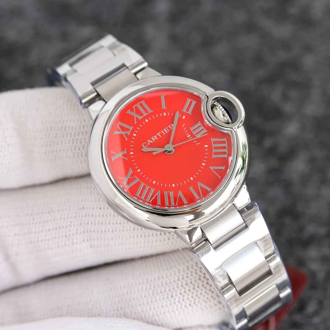 The Taiwanese factory Blue Balloon produces a series of Swiss quartz in a complete range of sizes (look for the bottom cover code 745565xx3489). This series of watches is famous for its delicate style and elegant style in the Cartier watchmaking industry. Of course, this watch must have such characteristics. The color of the stainless steel case makes the watch as light as a balloon, and the blue crown seems to have disobediently deviated from the original planned trajectory, like a playful couple. The Roman numerals on the dial look retro and deep, decorated with guilloche patterns and sword-shaped hands. The entire watch gives people a delicate and considerate feel. Isn’t this what couples need? Built-in: Japan's Citizen fully automatic machine, also with Swiss quartz, water drop (fish eye bubble) sapphire glass mirror, highly waterproof, burnt steel blue pointer color, curvature shape of the crown