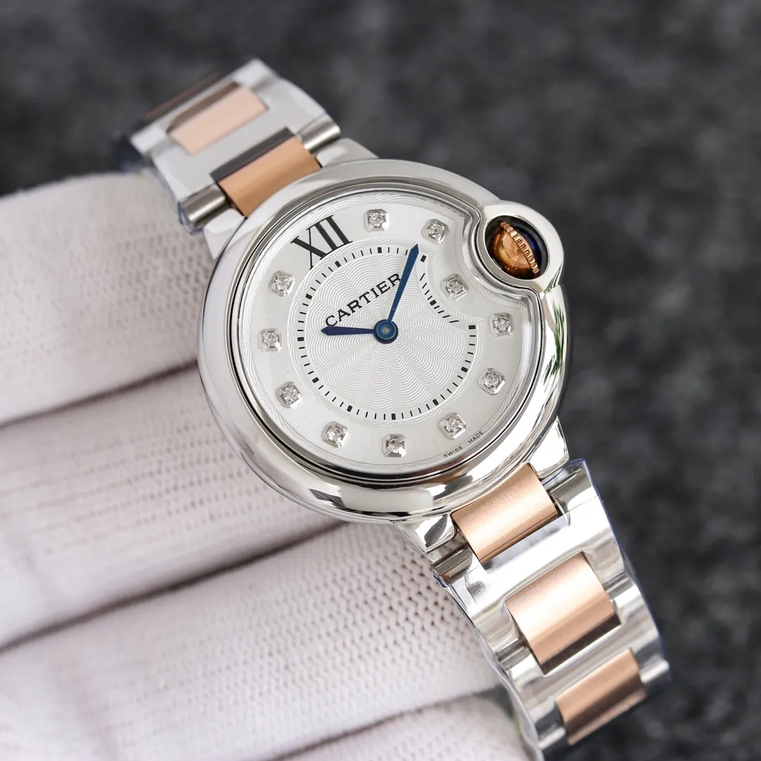 The Taiwanese factory Blue Balloon produces a series of Swiss quartz in a complete range of sizes (look for the bottom cover code 745565xx3489). This series of watches is famous for its delicate style and elegant style in the Cartier watchmaking industry. Of course, this watch must have such characteristics. The color of the stainless steel case makes the watch as light as a balloon, and the blue crown seems to have disobediently deviated from the original planned trajectory, like a playful couple. The Roman numerals on the dial look retro and deep, decorated with guilloche patterns and sword-shaped hands. The entire watch gives people a delicate and considerate feel. Isn’t this what couples need? Built-in: Japan's Citizen fully automatic machine, also with Swiss quartz, water drop (fish eye bubble) sapphire glass mirror, highly waterproof, burnt steel blue pointer color, curvature shape of the crown