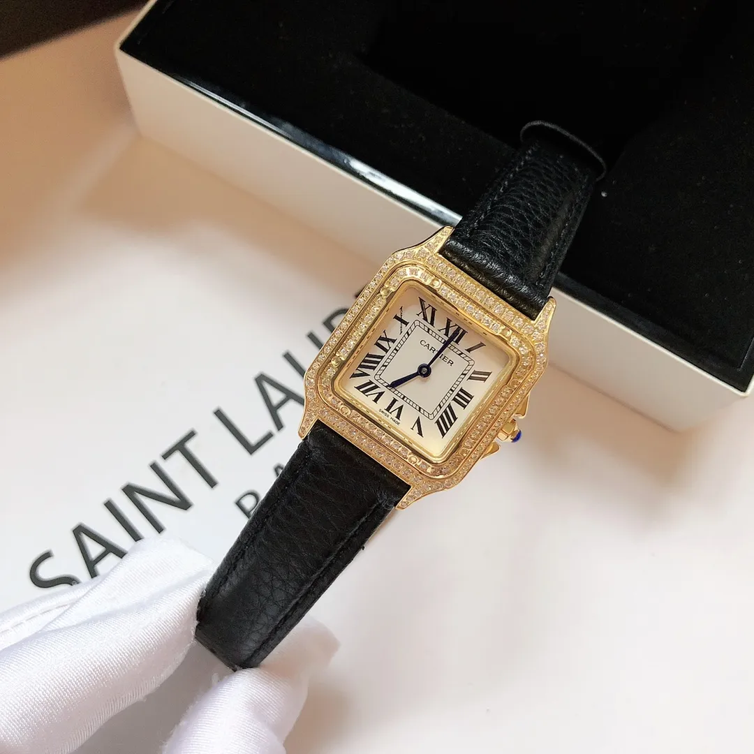 【Foreign trade import】💰1240! Cartier Panthère de Cartier cheetah watch, gorgeous and unruly, is the aesthetic style conveyed by Panthère de Cartier cheetah. Its lines are smooth, charming, soft and docile on the wrist, as if dancing on the skin. The unique shape highlights a mature, elegant, confident and attractive female image. The case is one-piece, 27mm medium size, equipped with original Swiss quartz movement, 316L stainless steel case, crown set with a synthetic blue spinel, silver-plated dial, sword-shaped blue steel hands