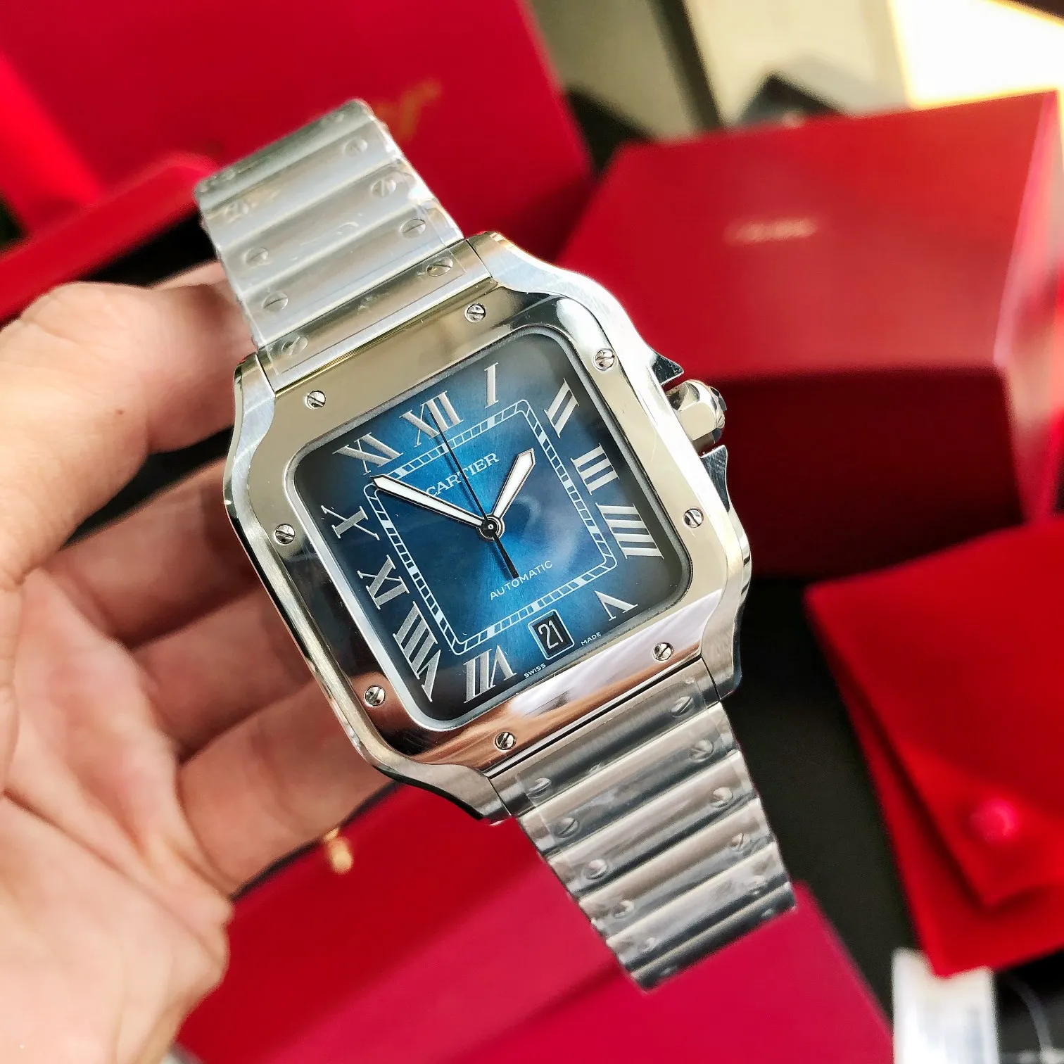 【High-end replica】💰1300! 【Customized all-in-one machine】💰1900! 【Top Replica】💰Private chat! The Cartier Santos de Cartier watch can be said to be the world's first real watch. It has a history of a hundred years. In 1904, Cartier launched a watch that could be worn on the wrist and named it after his close friend Santos. This is the origin of the Santos watch. The so-called "watches" at that time were just some "expedient" watches, which were pocket watches tied to the wrist, with the crown still at 12 o'clock! Santos' pioneering design places the crown at 3 o'clock and inlays a natural spinel on the crown. The blue light has captured the hearts of countless consumers to this day. What I bring to you today is the latest upgraded version of Santos in 2018. It has a new technology upgraded quick-release device. You can remove and remove the strap with just a tap of your bare hands without any tools. The patented technology is unique. It has a 40mm watch diameter, equipped with an imported movement, sapphire mirror, and 100m waterproof. The pictures were taken as top replica real shots!