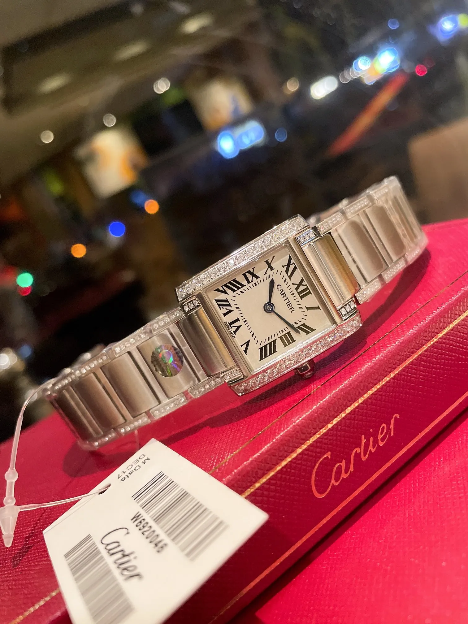 【High-end replica】💰1500! The French Tank series launched by Cartier in 1996, the case and strap are integrated into one design, making it the ultimate development of Cartier watch design. The jagged strap joints of its metal strap vividly represent the feeling of tank tracks, making this tank-inspired watch even more worthy of its name. The watch is exquisite and compact, very suitable for professional women to wear. French tank size: Small 25×20mm Medium 30×25mm