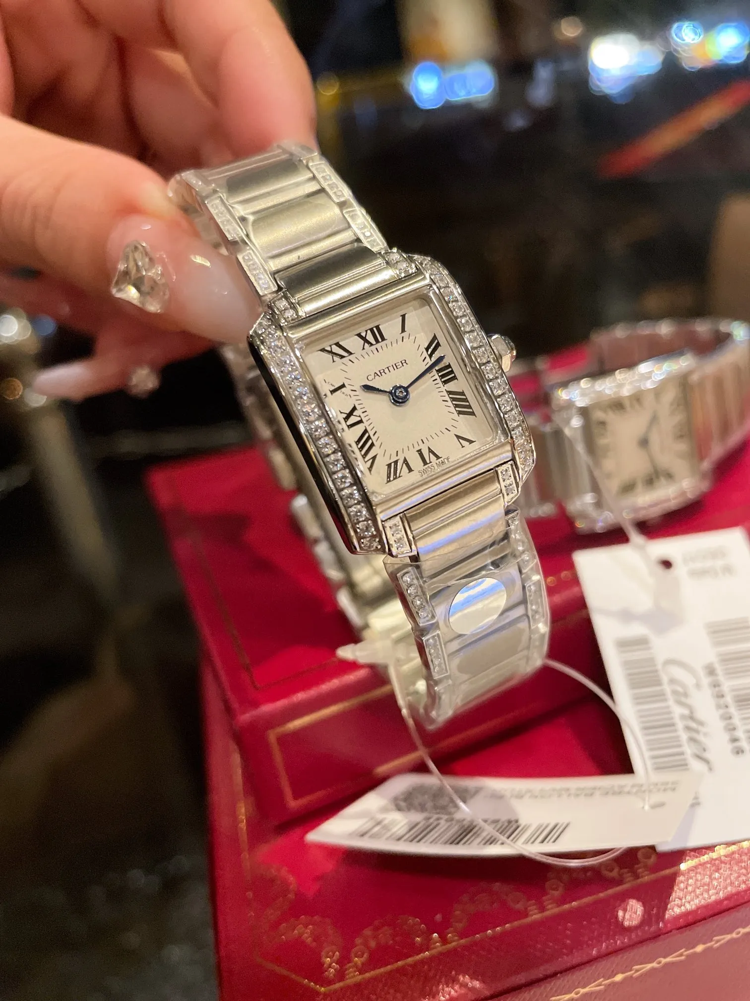 【High-end replica】💰1500! The French Tank series launched by Cartier in 1996, the case and strap are integrated into one design, making it the ultimate development of Cartier watch design. The jagged strap joints of its metal strap vividly represent the feeling of tank tracks, making this tank-inspired watch even more worthy of its name. The watch is exquisite and compact, very suitable for professional women to wear. French tank size: Small 25×20mm Medium 30×25mm
