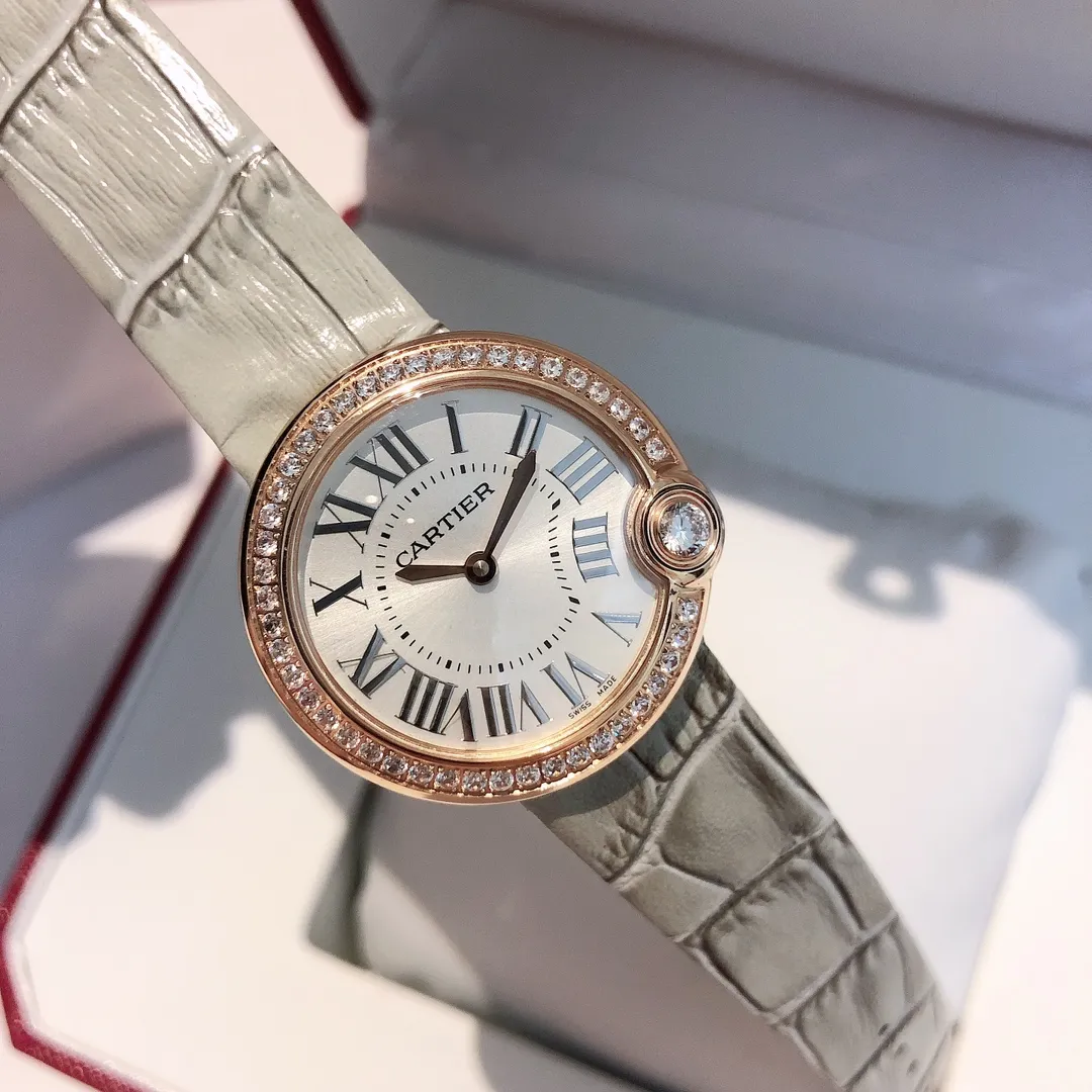【High-end replica】💰1240! The most whitening balloon Cartier Ballon Blanc de Cartier series! Size 30mm! Counter genuine synchronized version! I fell in love with the white balloon at first sight! "Haze Gray" is super white! The biggest difference between the white balloon and the blue balloon is that there is a rhombus diamond in the fourth position! The low-key leather strap complements the luster of the electroplated 18k rose gold dial! The latest styles from the counter will not be as popular as blue balloons! (1)Swiss Ronda quartz movement➕(2)With fisheye sapphire mirror glass, the crown at 4 o'clock is set with a 0.14 carat diamond! The color perfectly restores the real diamond! Rhombus-shaped diamonds are different from ordinary zircons on the market! (3) Silver Roman font, not blue! The grilled blue needle hands have also been changed to rose gold! (4) We also spend a lot of money on the watch strap to achieve genuine 1:1 quality and match it with Italian cowhide.
