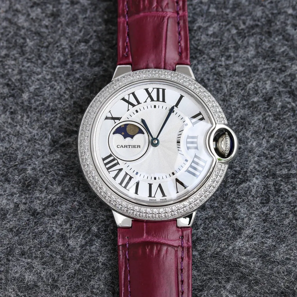 [Taiwan factory blue balloon star series 42, 37 real star functions, with 8217 Japanese movement, Swiss quartz 42, 37, 33, stars are fake functions] 🌹 Cartier blue balloon series, this series of watches is famous for its delicate style and elegant style in the Cartier watchmaking industry. Of course, this watch must have such characteristics. The color of the stainless steel case makes the watch as light as a balloon, and the blue crown seems to have disobediently deviated from the original planned trajectory, like a playful couple. The Roman numerals on the dial look retro and deep, decorated with guilloche patterns and sword-shaped hands. The entire watch gives people a delicate and considerate feel. Isn’t this what couples need? Built-in: Japanese Citizen fully automatic machine, water drop (fish eye bubble) sapphire glass mirror, highly waterproof, burnt steel blue pointer color, head curvature🎈