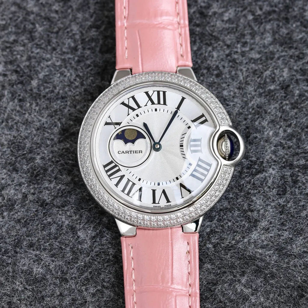 [Taiwan factory blue balloon star series 42, 37 real star functions, with 8217 Japanese movement, Swiss quartz 42, 37, 33, stars are fake functions] 🌹 Cartier blue balloon series, this series of watches is famous for its delicate style and elegant style in the Cartier watchmaking industry. Of course, this watch must have such characteristics. The color of the stainless steel case makes the watch as light as a balloon, and the blue crown seems to have disobediently deviated from the original planned trajectory, like a playful couple. The Roman numerals on the dial look retro and deep, decorated with guilloche patterns and sword-shaped hands. The entire watch gives people a delicate and considerate feel. Isn’t this what couples need? Built-in: Japanese Citizen fully automatic machine, water drop (fish eye bubble) sapphire glass mirror, highly waterproof, burnt steel blue pointer color, head curvature🎈