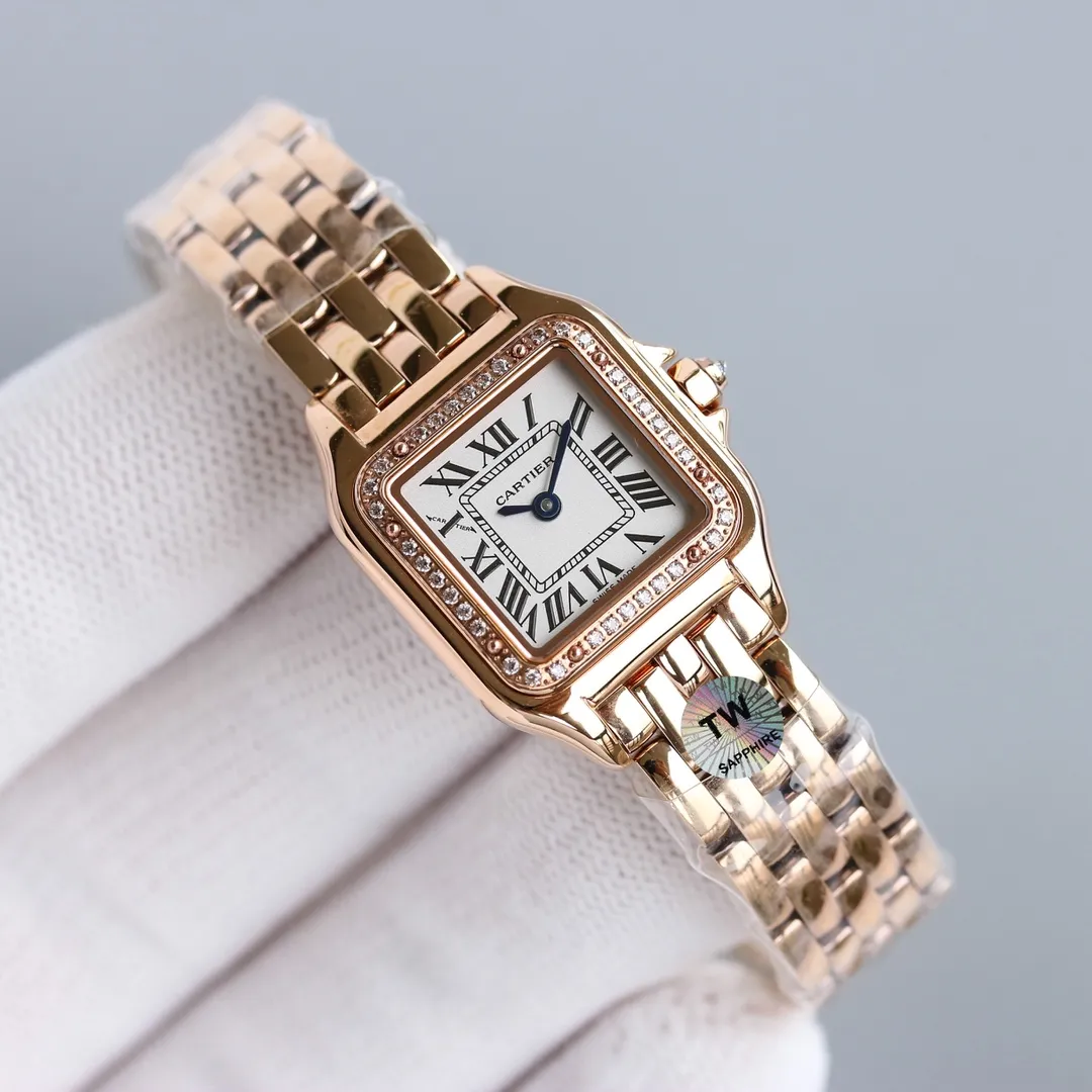 【High-end replica】💰1640! 【Top replica】💰3500! Cartier Panther Series - Full Rose Diamond Ring Gorgeous and unruly, it is the aesthetic style conveyed by Panthère de Cartier Panther. Its lines are smooth, charming, soft and docile on the wrist, as if dancing on the skin. The unique shape highlights a mature, elegant, confident and attractive female image.  The case is one-piece, measuring 22✖️30mm, using Swiss quartz movement, 316L stainless steel case, inlaid with diamonds. The head is inlaid with a synthetic white spinel, silver-plated dial, sword-shaped blue steel hands, 30 meters waterproof.  You will receive a customized Cartier red travel bag when you place an order⚠️Please look for the exclusive TW quality