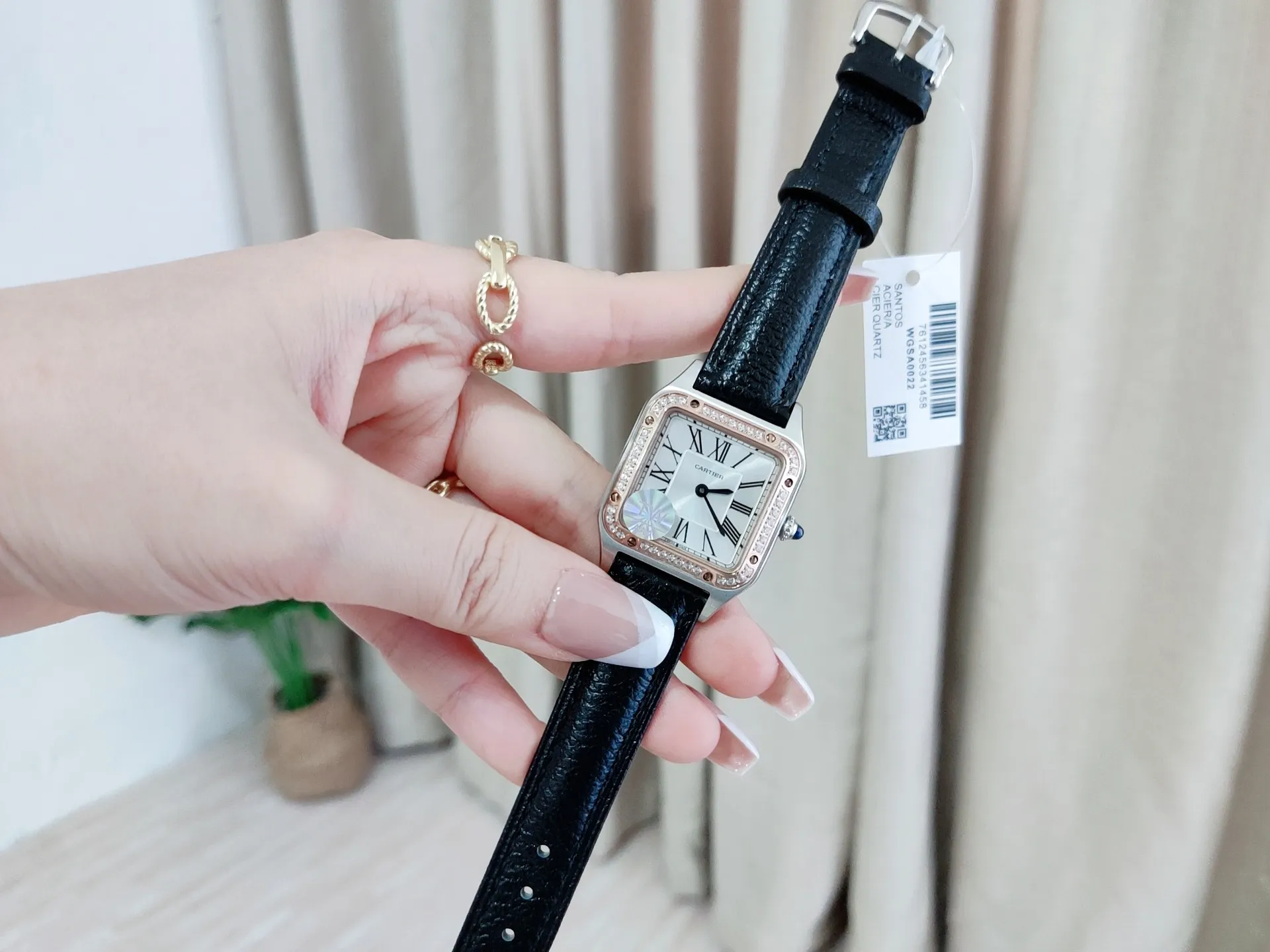 【High-end replica】💰1160! Cartier Santos-Dumont watch. The design of the lightest Santos-Dumont series is in line with the Santos family, simple and elegant! It adopts imported quartz movement with zero error, high-penetration tempered crystal glass, sun-ray Roman dial, exquisite steel blue needle, and specially customized sapphire crown. Large size: 46.6*33.9mm Medium size: 43.5*31.4mm Small size: 38*27.5mm Thickness 7.3mm
