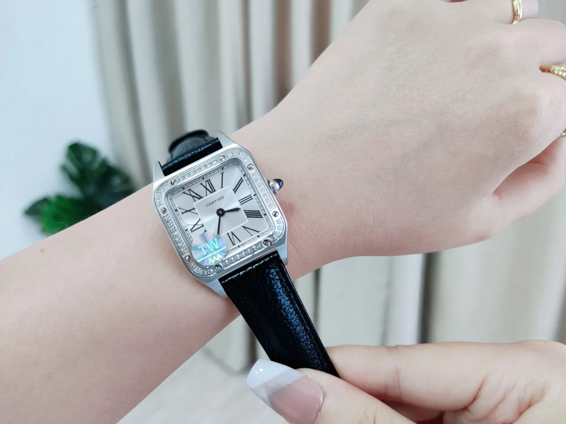 【High-end replica】💰1160! Cartier Santos-Dumont watch. The design of the lightest Santos-Dumont series is in line with the Santos family, simple and elegant! It adopts imported quartz movement with zero error, high-penetration tempered crystal glass, sun-ray Roman dial, exquisite steel blue needle, and specially customized sapphire crown. Large size: 46.6*33.9mm Medium size: 43.5*31.4mm Small size: 38*27.5mm Thickness 7.3mm