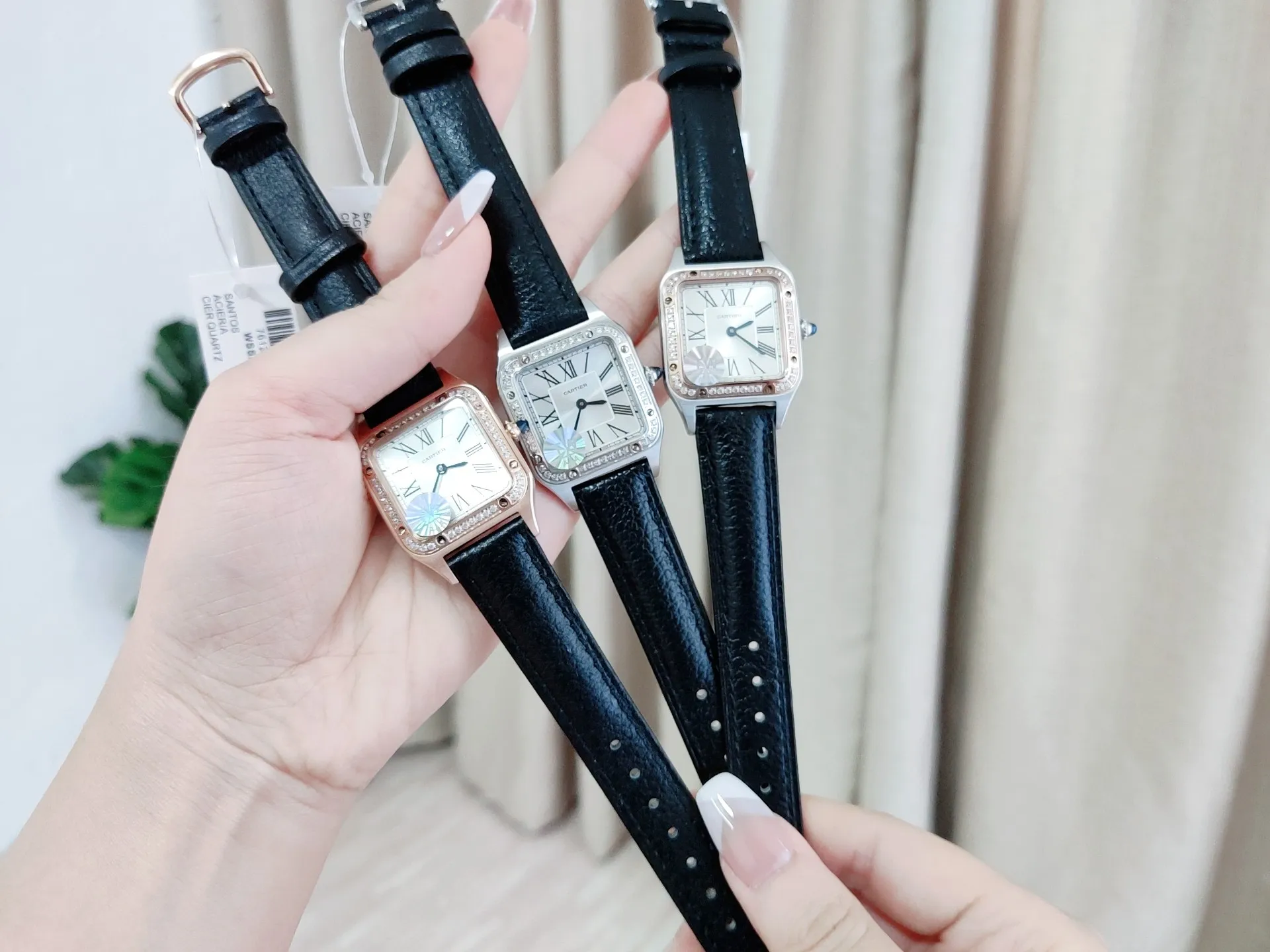 【High-end replica】💰1160! Cartier Santos-Dumont watch. The design of the lightest Santos-Dumont series is in line with the Santos family, simple and elegant! It adopts imported quartz movement with zero error, high-penetration tempered crystal glass, sun-ray Roman dial, exquisite steel blue needle, and specially customized sapphire crown. Large size: 46.6*33.9mm Medium size: 43.5*31.4mm Small size: 38*27.5mm Thickness 7.3mm