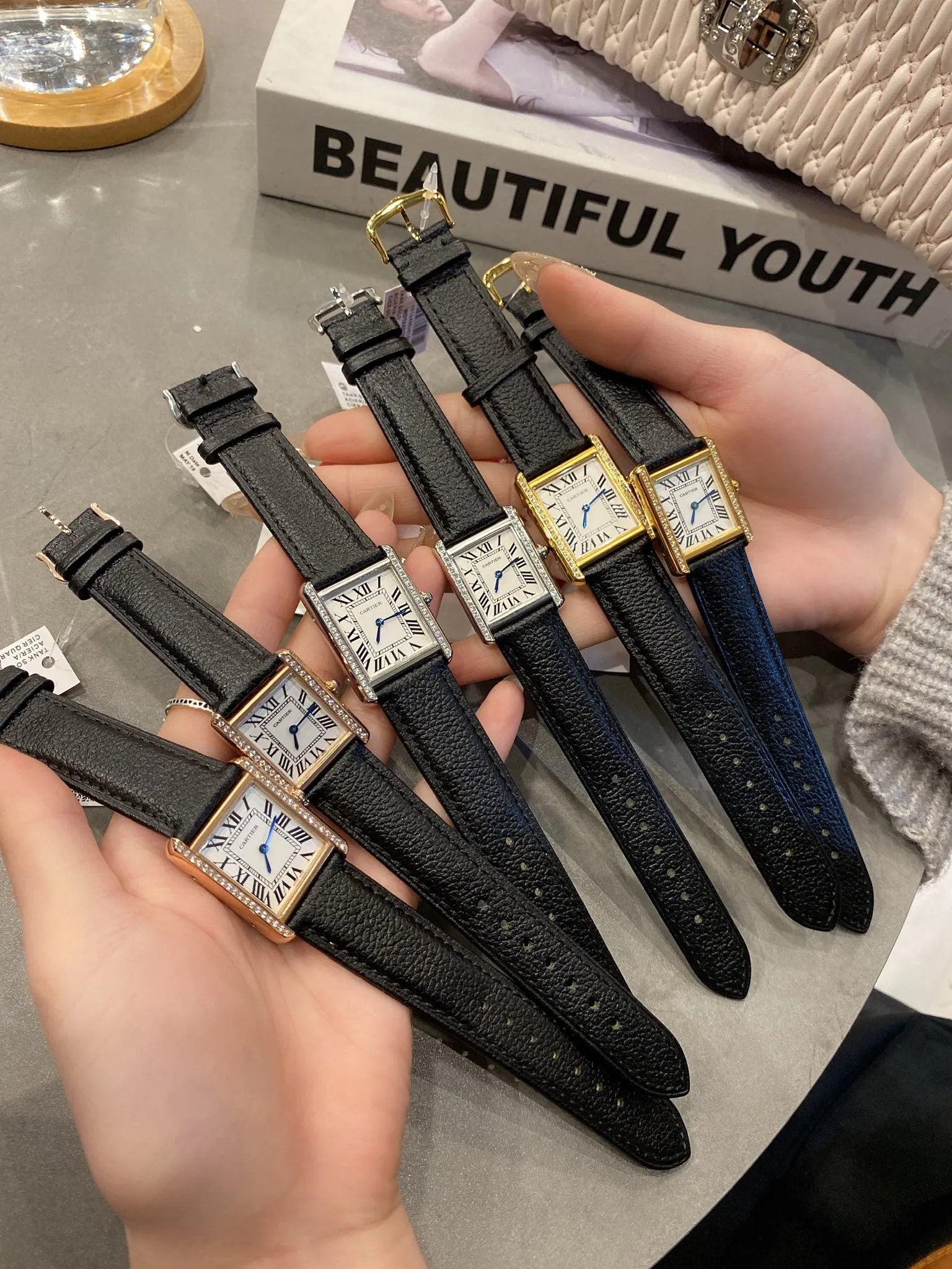 【High-end replica】💰1040! Cartier Tank series watch pin buckle version, original mold opening, stone movement. Fine watch steel case, round bead crown, inlaid with a cabochon of synthetic spinel, silver-plated bead watch disc, Roman numeral hour markers, sword-shaped steel blue hands, crystal surface, imported calfskin watch with detachable and replaceable quick strap, stainless steel folding watch folding buckle. Watch size: small 31 x 24 mm, medium 34.8 x 27 mm