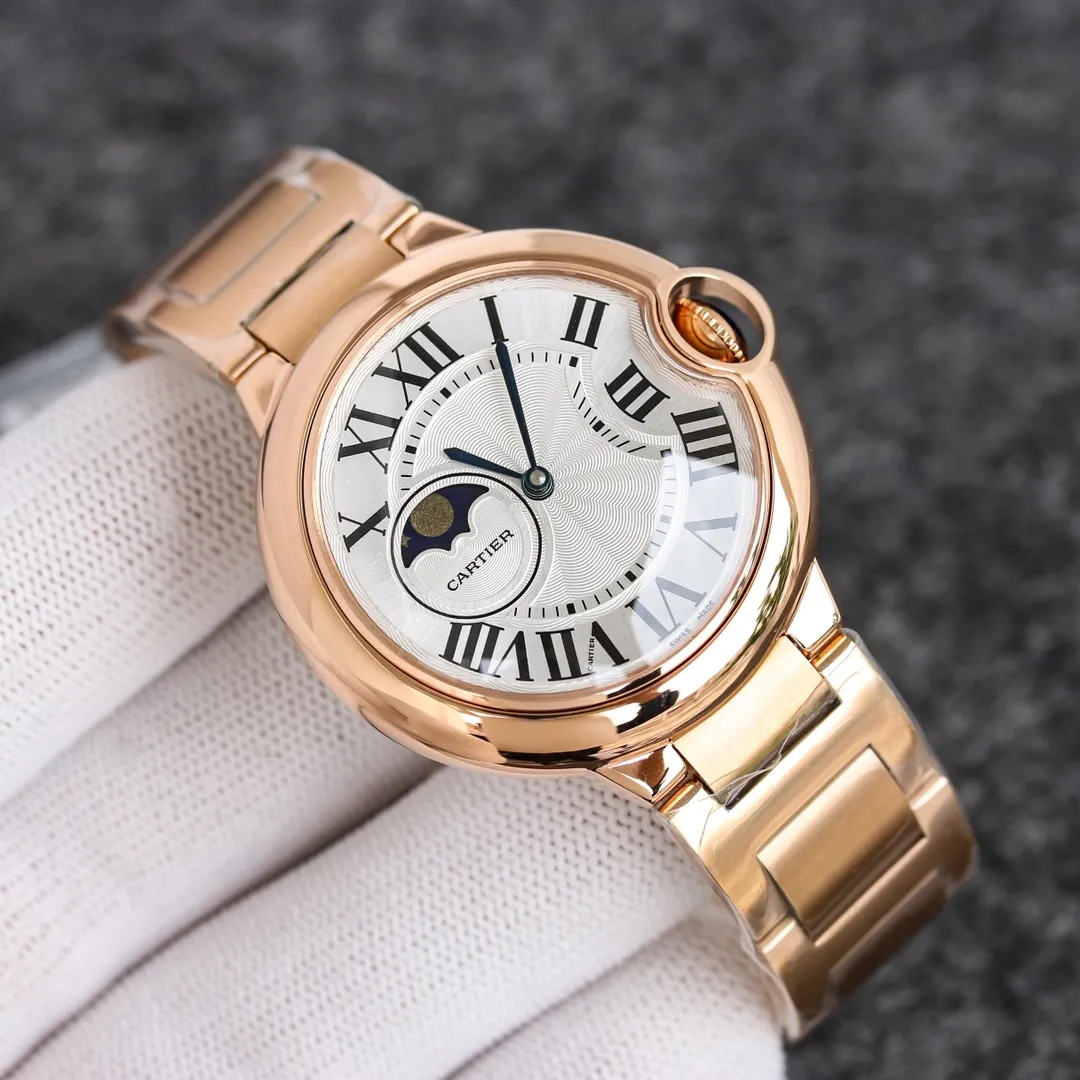 [Taiwan factory blue balloon star series 42, 37 real star functions, with 8217 Japanese movement, Swiss quartz 42, 37, 33, stars are fake functions] 🌹 Cartier blue balloon series, this series of watches is famous for its delicate style and elegant style in the Cartier watchmaking industry. Of course, this watch must have such characteristics. The color of the stainless steel case makes the watch as light as a balloon, and the blue crown seems to have disobediently deviated from the original planned trajectory, like a playful couple. The Roman numerals on the dial look retro and deep, decorated with guilloche patterns and sword-shaped hands. The entire watch gives people a delicate and considerate feel. Isn’t this what couples need? Built-in: Japanese Citizen fully automatic machine, water drop (fish eye bubble) sapphire glass mirror, highly waterproof, burnt steel blue pointer color, head curvature🎈