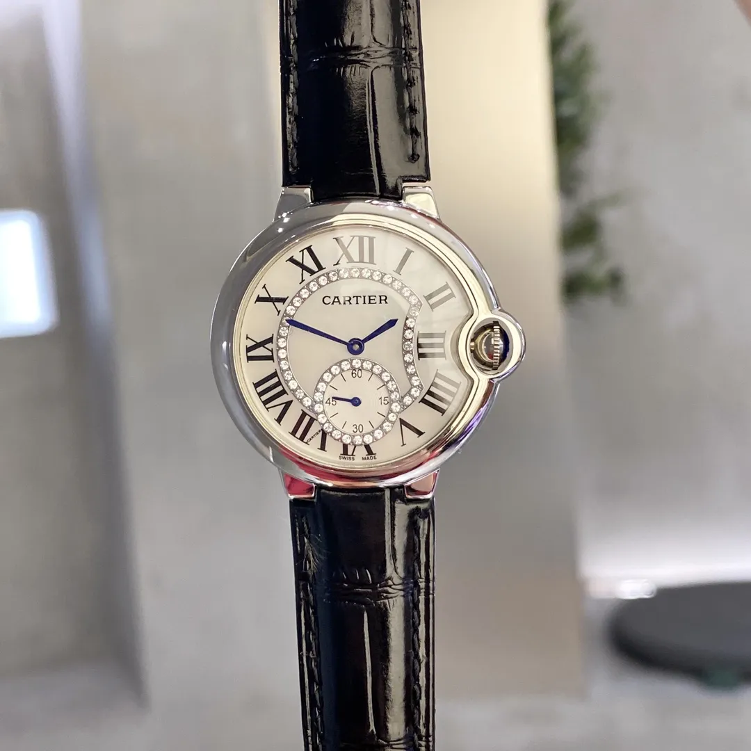 【High-end replica】💰1160! Cartier women's watch High-end limited edition, luxurious and noble temperament, it has to be [love], Cartier women's blue balloon luxury series, quartz watches are shipped in the same color [color], the sun, moon and stars are displayed in a large frame, the starry sky is running, time flows, special process cutting diamonds 💎 inlaid ring, personality, perfect, equipped with original imported quartz movement, accurate travel time, Cartier original snap buckle, diameter 36mm, thickness 8mm "Please look for the exclusive background to shoot the details"